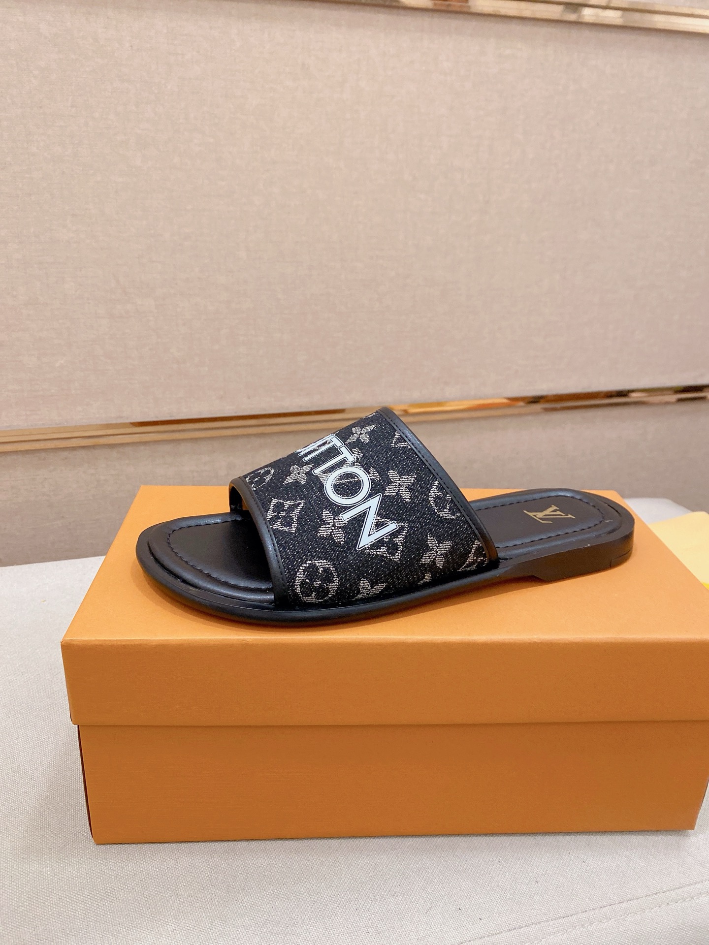 LV 一比一 男款拖鞋 深藍牛仔設計 潮流休閒百搭款