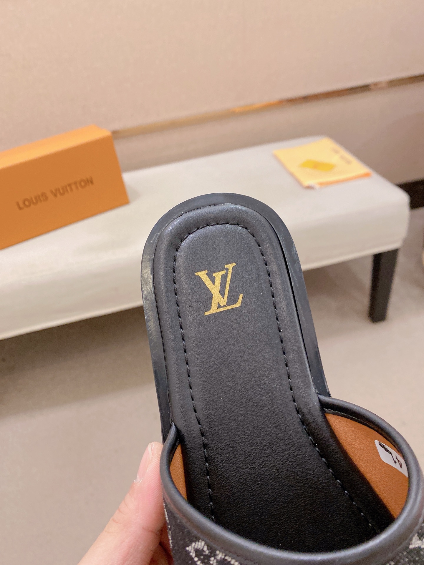 LV 一比一 男款拖鞋 深藍牛仔設計 潮流休閒百搭款| 10 LV 一比一 男款拖鞋 深藍牛仔設計 潮流休閒百搭款