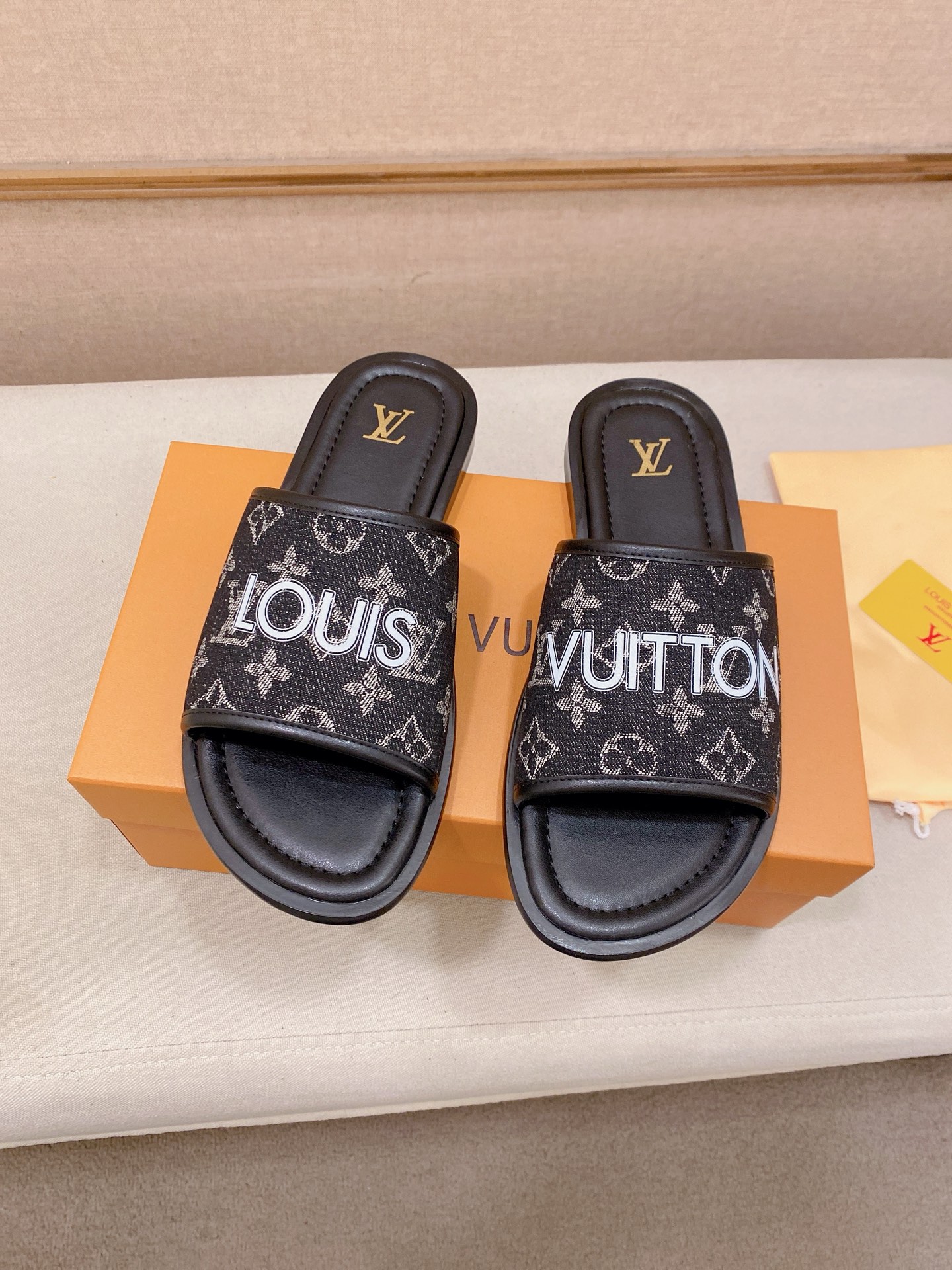 LV 一比一 男款拖鞋 深藍牛仔設計 潮流休閒百搭款| 9 LV 一比一 男款拖鞋 深藍牛仔設計 潮流休閒百搭款