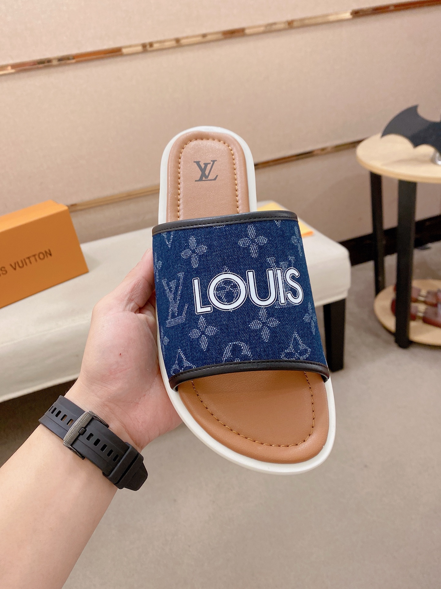 LV 原單 男款拖鞋 淺藍丹寧Logo設計 清新百搭款| 14 LV 原單 男款拖鞋 淺藍丹寧Logo設計 清新百搭款