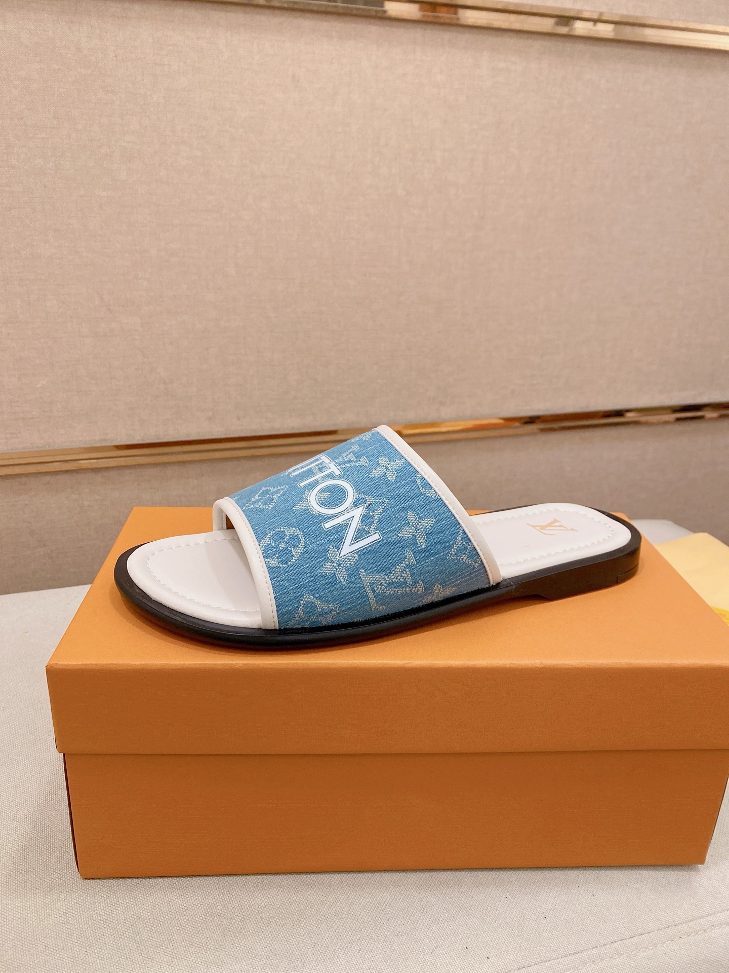 LV A貨 男款拖鞋  蓝色Logo印花設計 經典百搭款