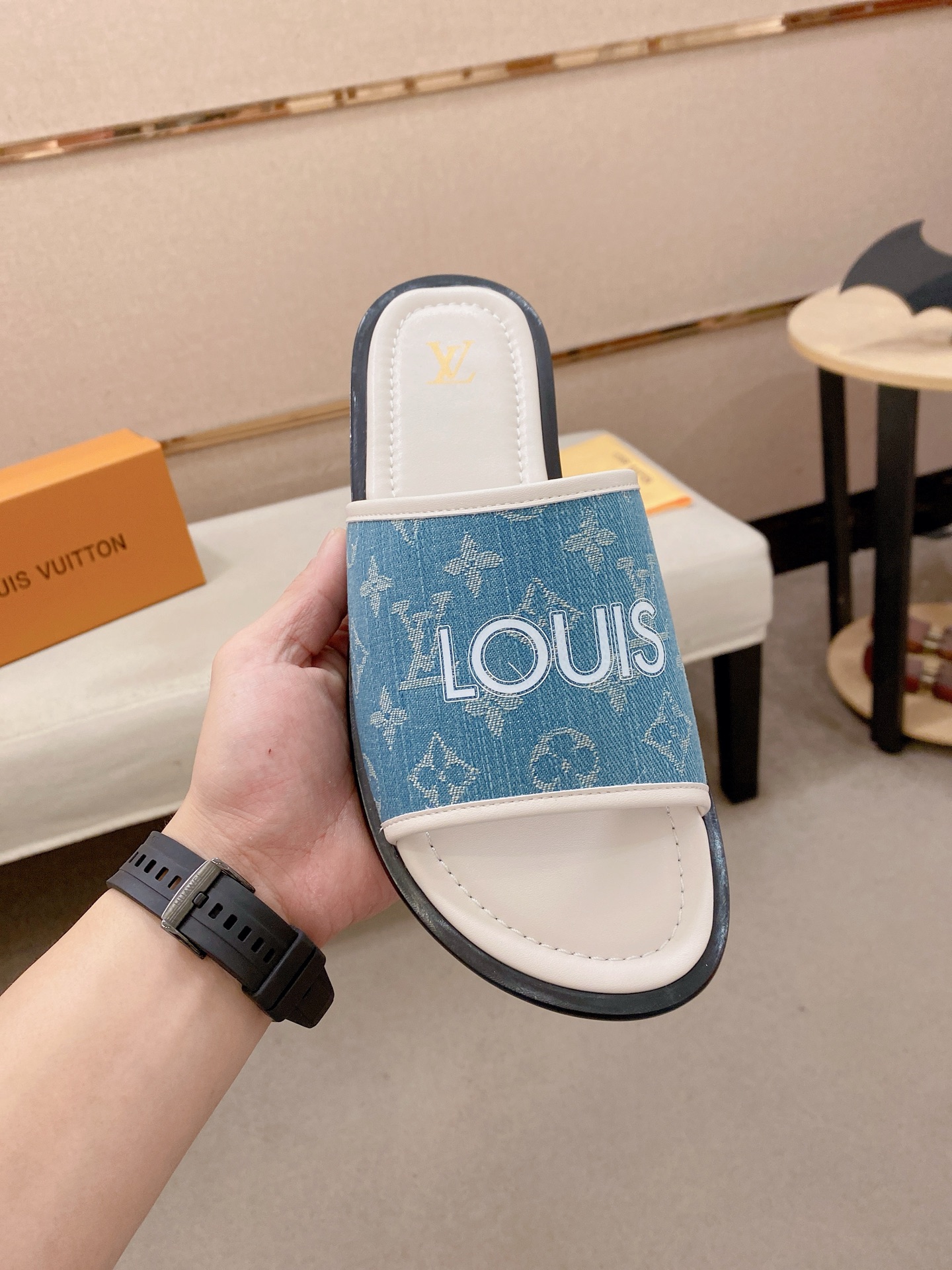 LV A貨 男款拖鞋 蓝色Logo印花設計 經典百搭款| 14 LV A貨 男款拖鞋 蓝色Logo印花設計 經典百搭款
