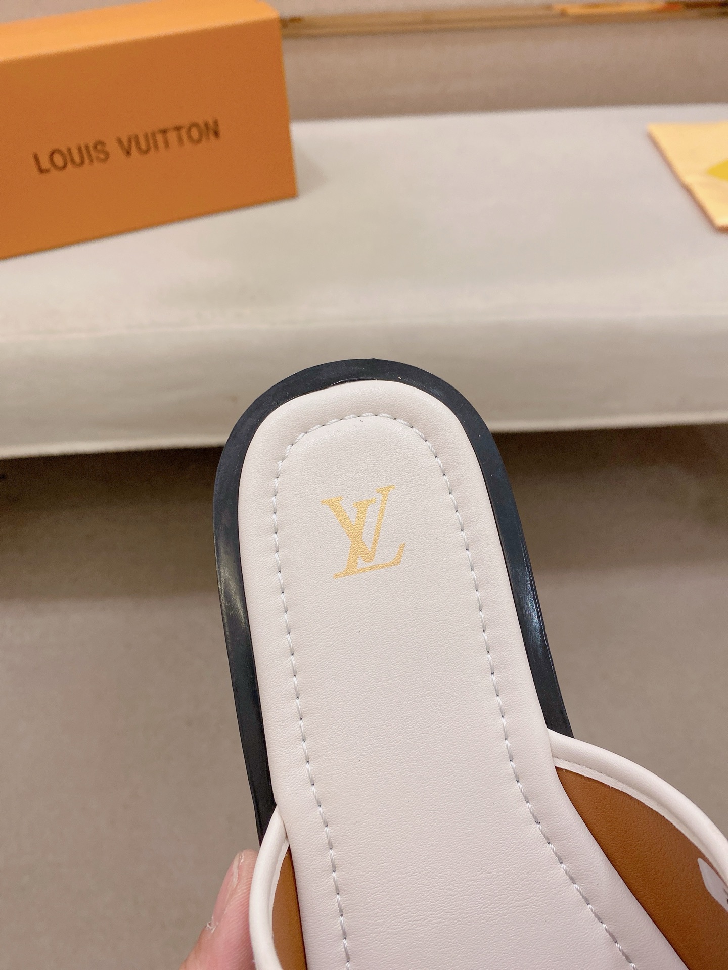 LV A貨 男款拖鞋 蓝色Logo印花設計 經典百搭款| 10 LV A貨 男款拖鞋 蓝色Logo印花設計 經典百搭款