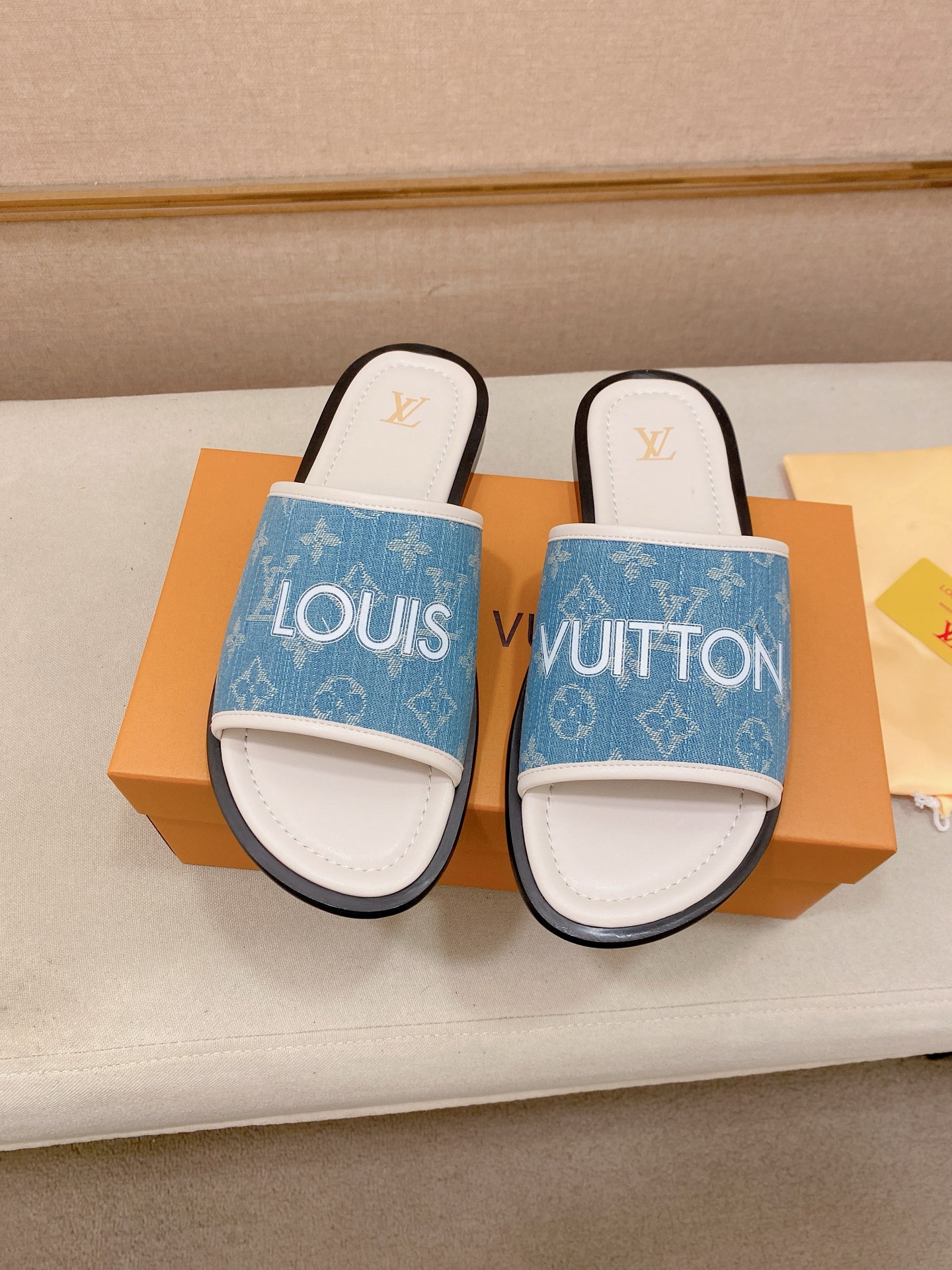 LV A貨 男款拖鞋 蓝色Logo印花設計 經典百搭款| 9 LV A貨 男款拖鞋 蓝色Logo印花設計 經典百搭款
