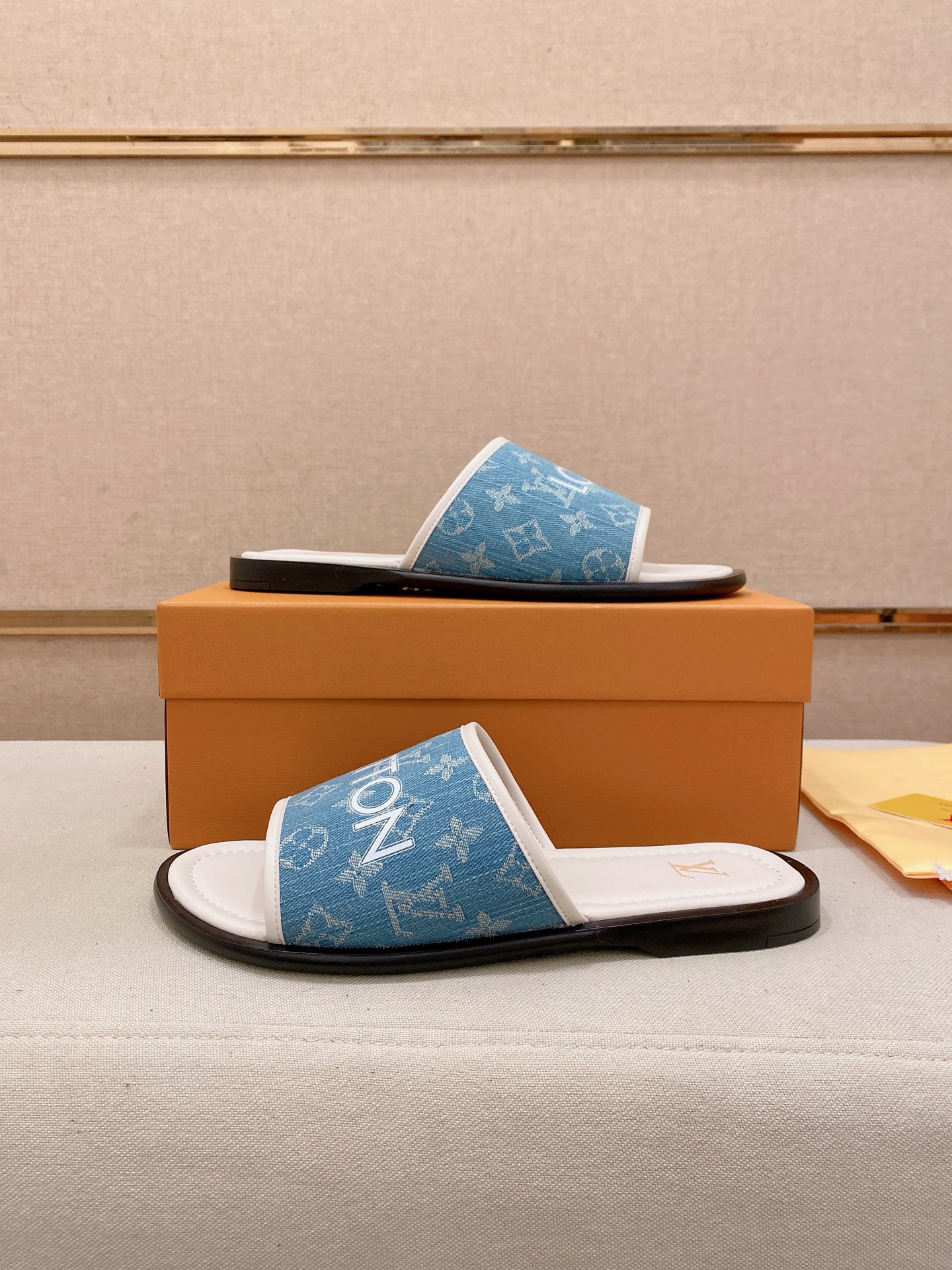 LV A貨 男款拖鞋 蓝色Logo印花設計 經典百搭款| 8 LV A貨 男款拖鞋 蓝色Logo印花設計 經典百搭款