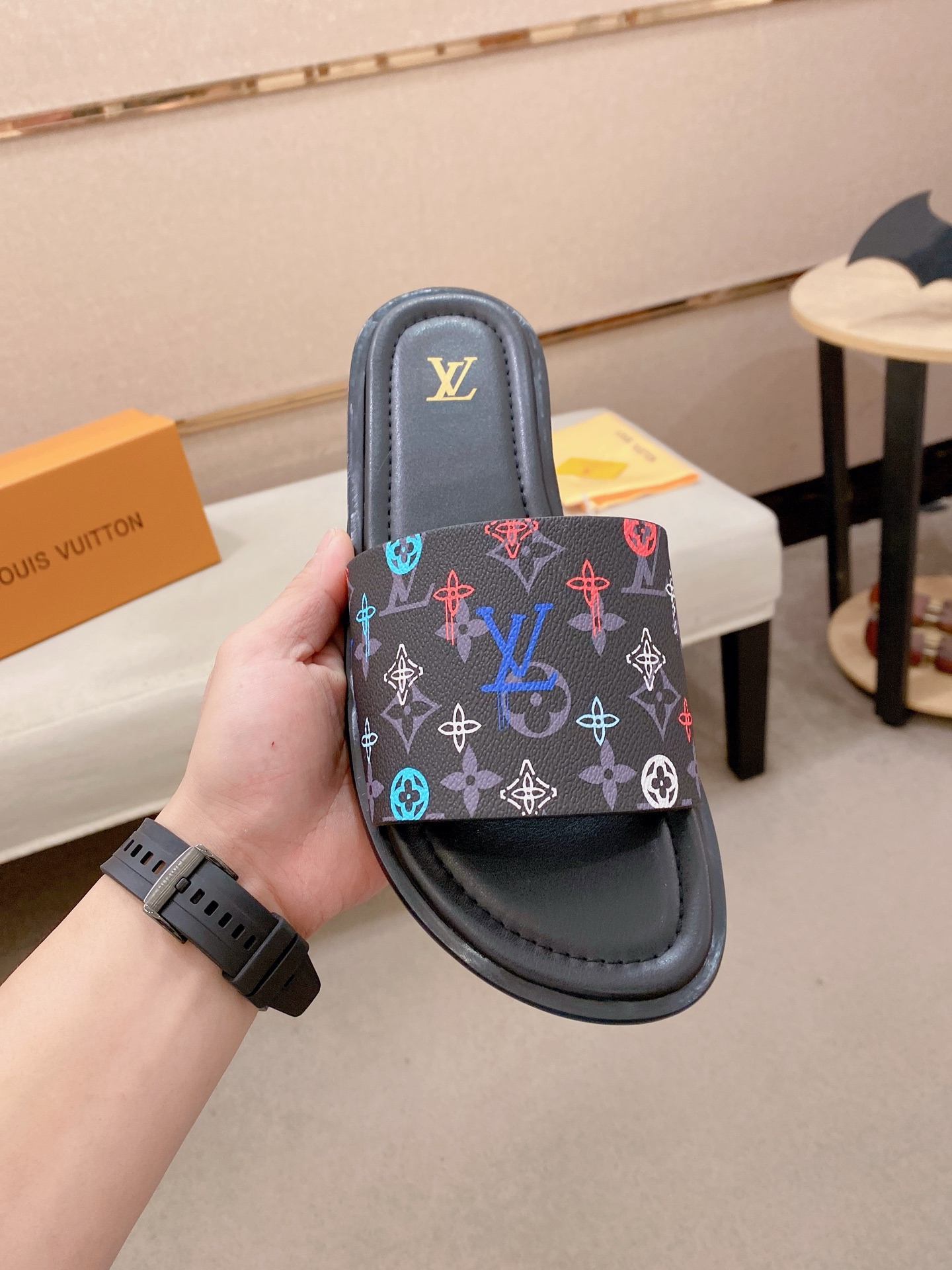 LV 高仿 男款拖鞋 彩色Monogram設計 潮流個性款| 14 LV 高仿 男款拖鞋 彩色Monogram設計 潮流個性款