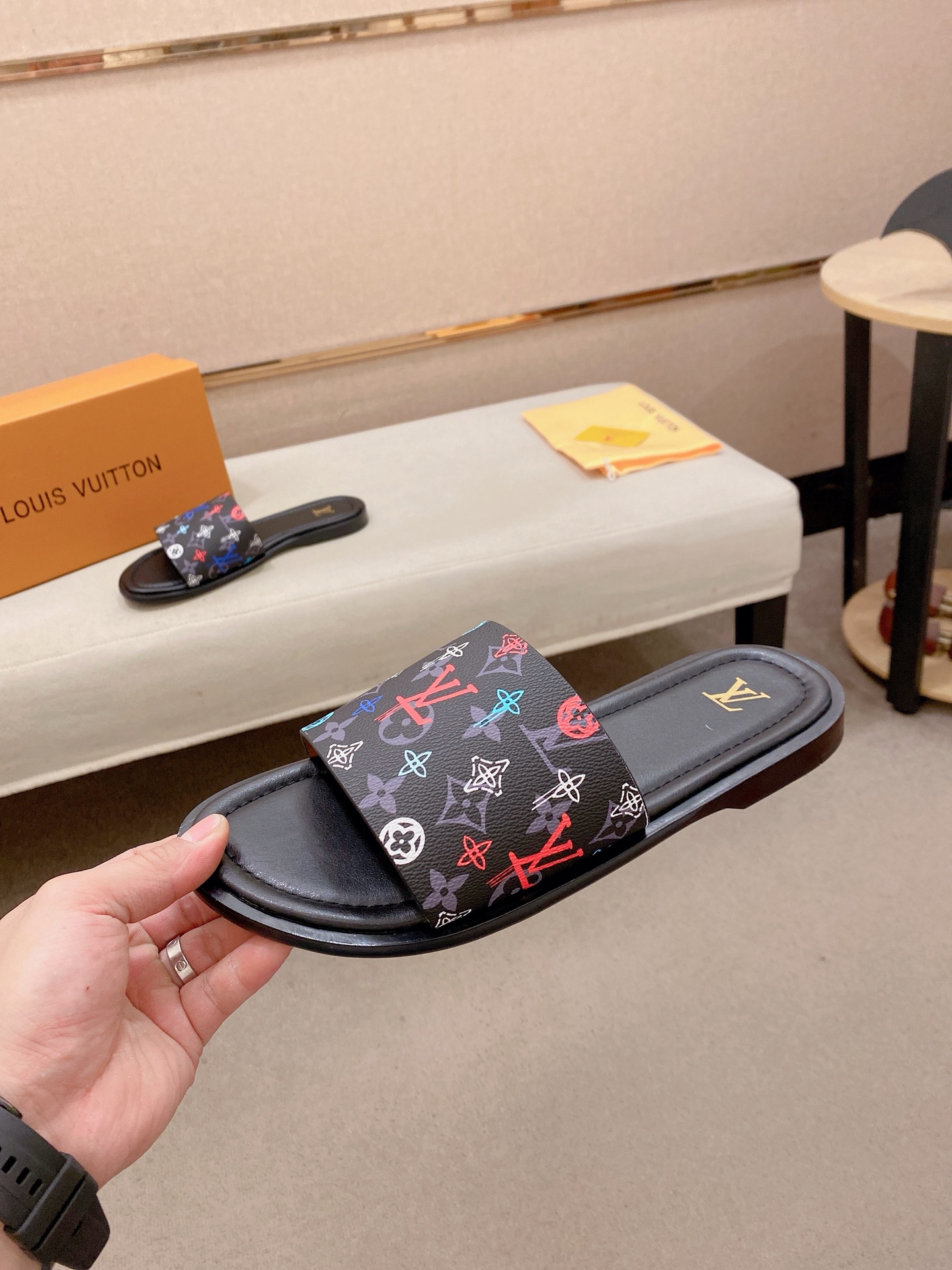 LV 高仿 男款拖鞋 彩色Monogram設計 潮流個性款| 13 LV 高仿 男款拖鞋 彩色Monogram設計 潮流個性款