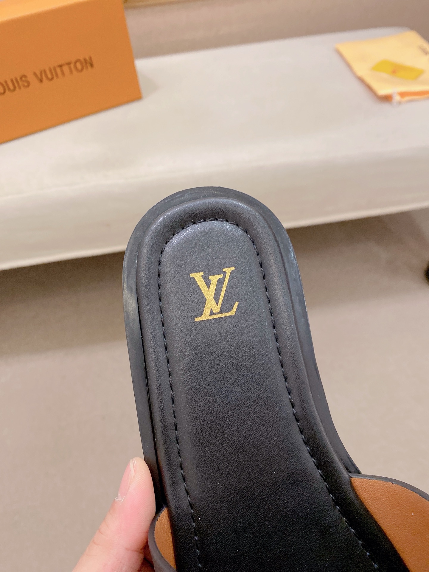 LV 高仿 男款拖鞋 彩色Monogram設計 潮流個性款| 10 LV 高仿 男款拖鞋 彩色Monogram設計 潮流個性款