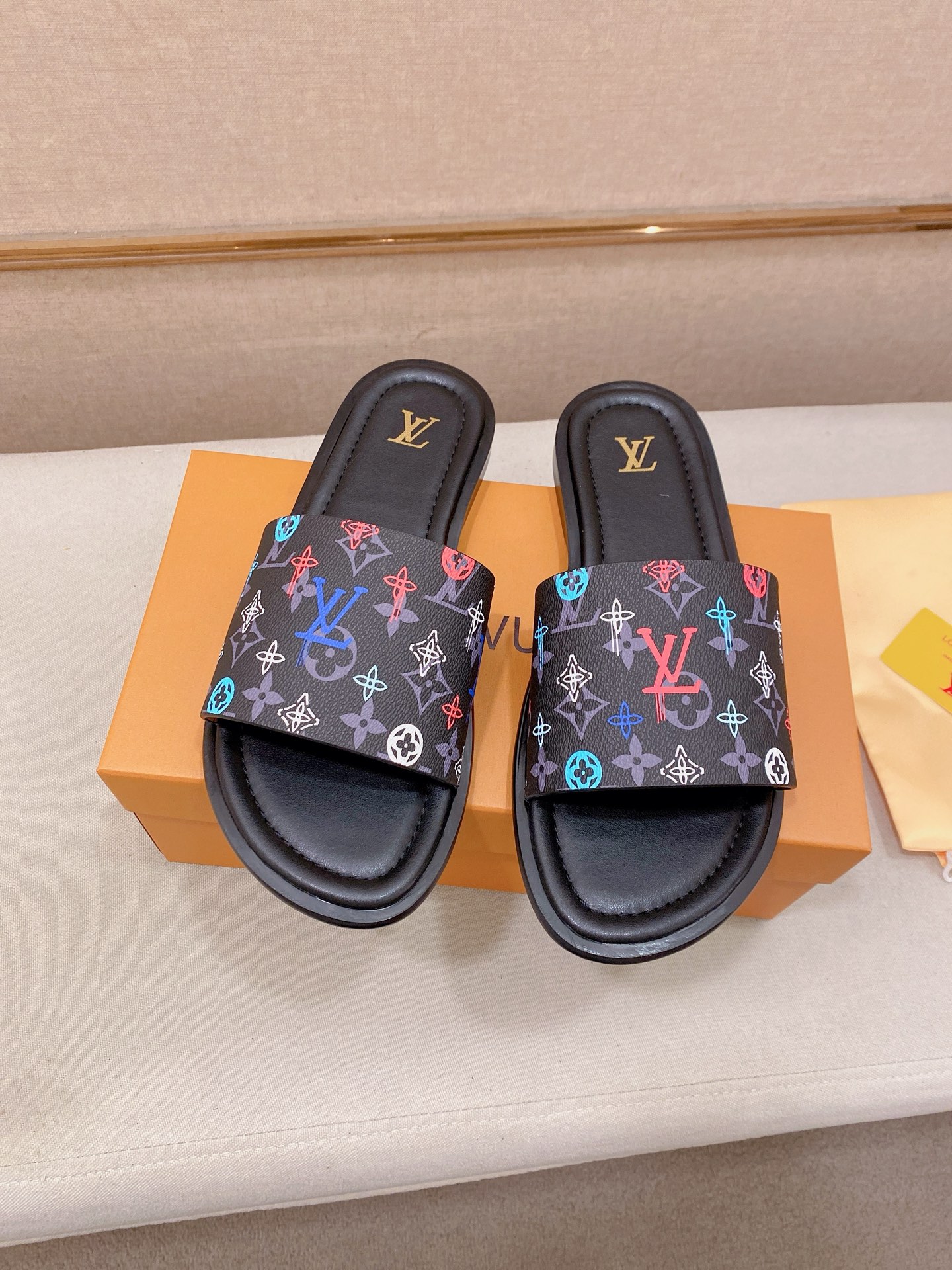 LV 高仿 男款拖鞋 彩色Monogram設計 潮流個性款| 9 LV 高仿 男款拖鞋 彩色Monogram設計 潮流個性款