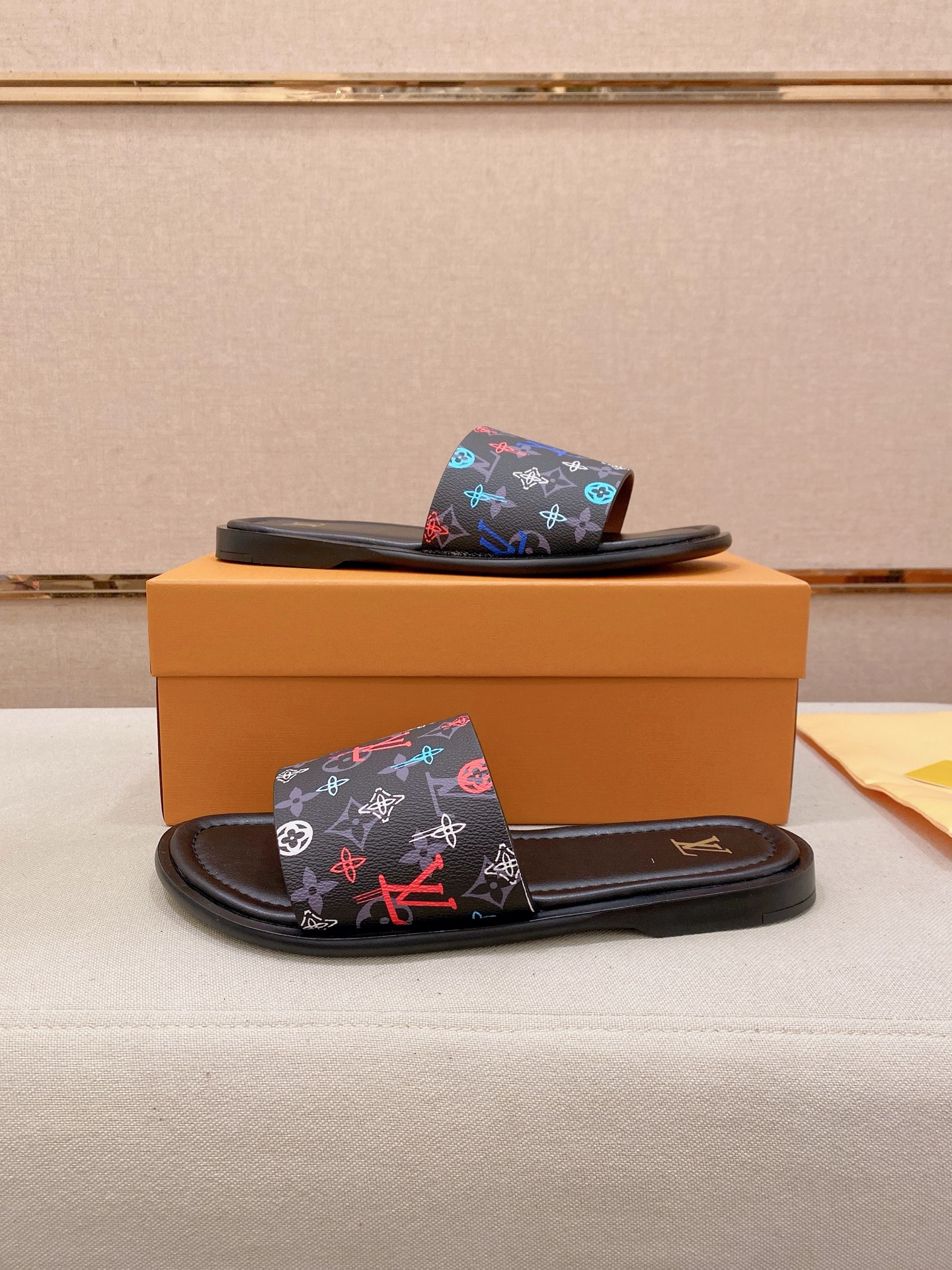 LV 高仿 男款拖鞋 彩色Monogram設計 潮流個性款| 8 LV 高仿 男款拖鞋 彩色Monogram設計 潮流個性款