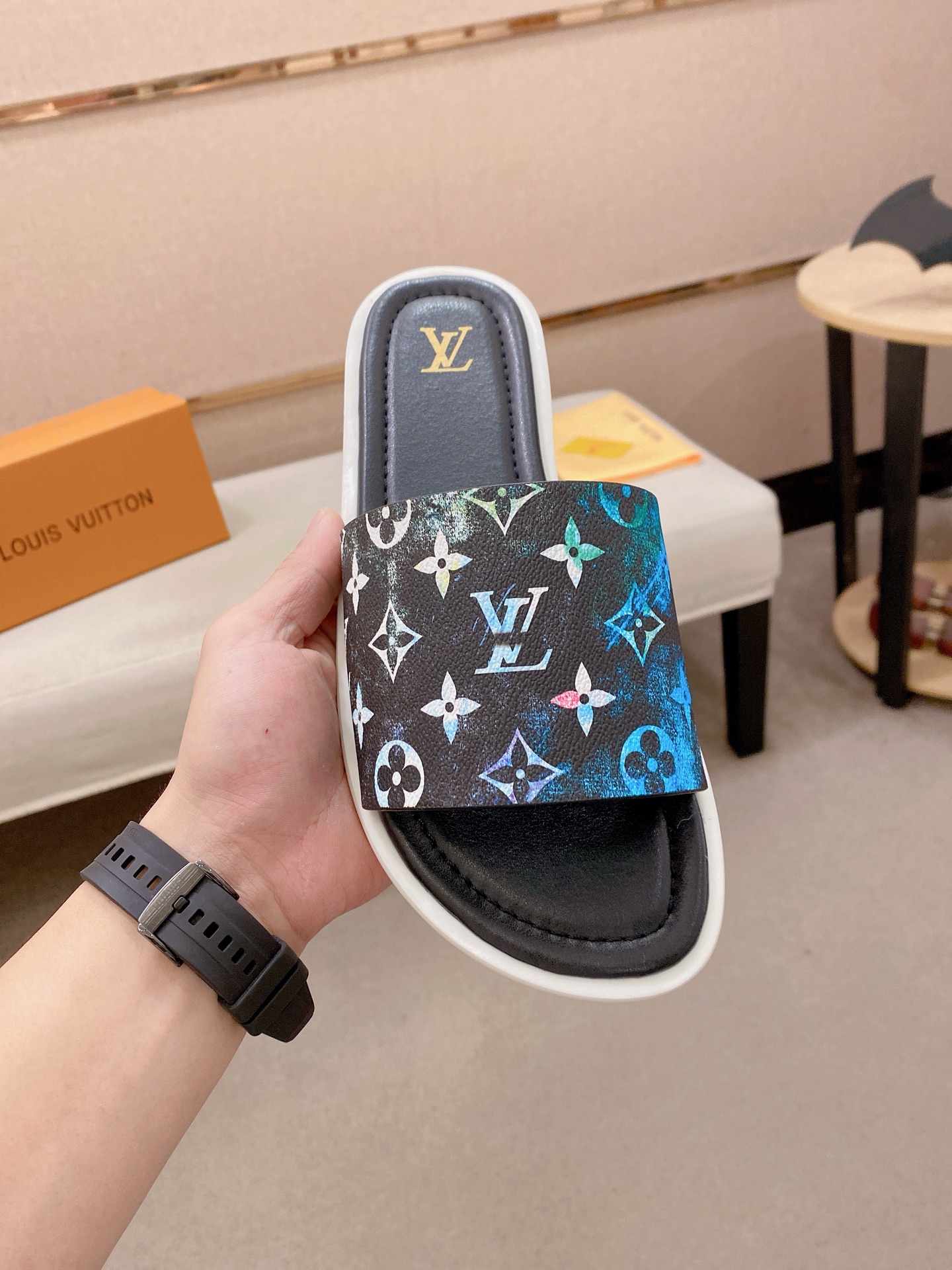 LV 高仿 男款拖鞋 潑墨彩色印花設計 潮流百搭款| 14 LV 高仿 男款拖鞋 潑墨彩色印花設計 潮流百搭款