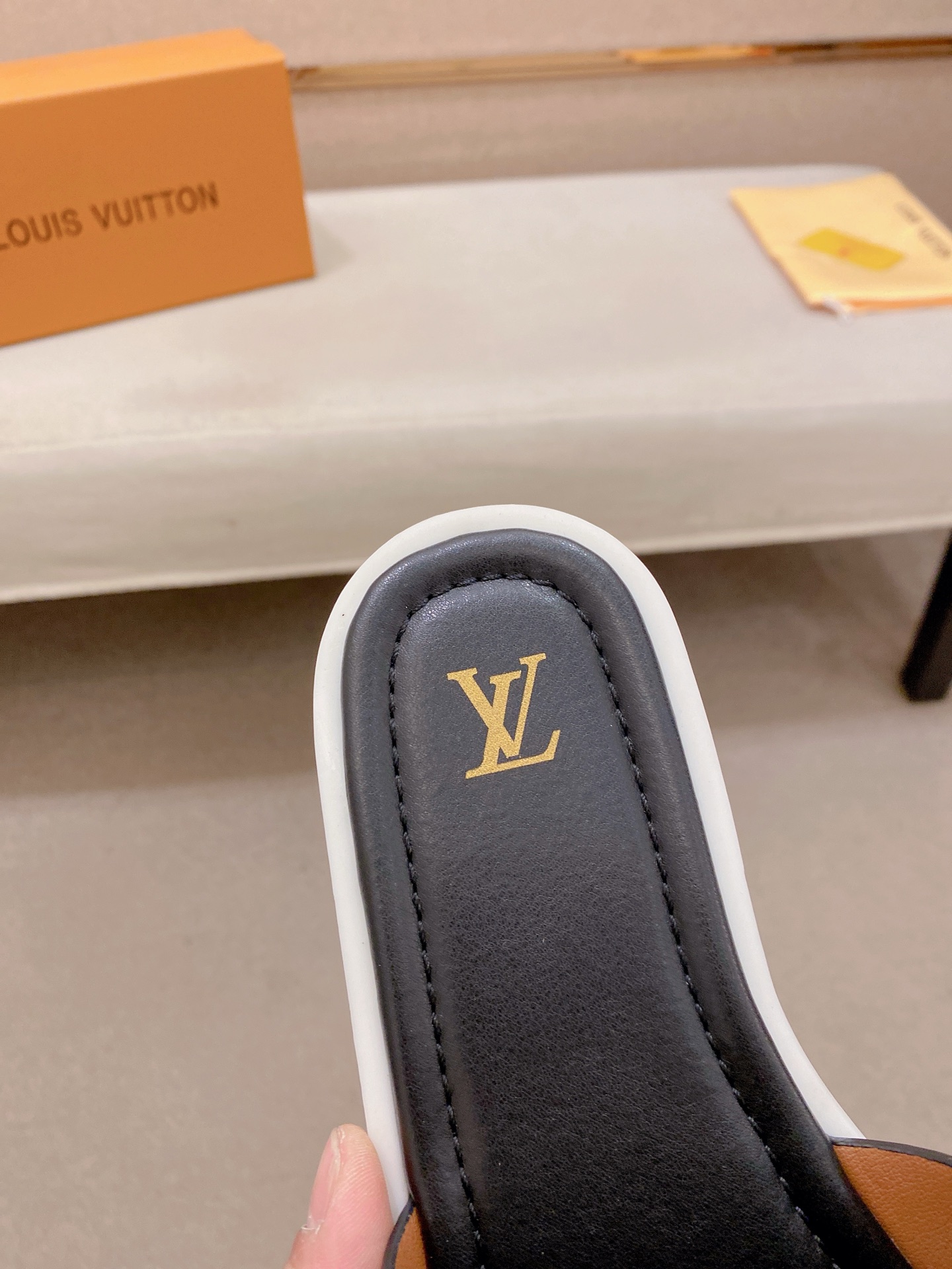 LV 高仿 男款拖鞋 潑墨彩色印花設計 潮流百搭款| 10 LV 高仿 男款拖鞋 潑墨彩色印花設計 潮流百搭款