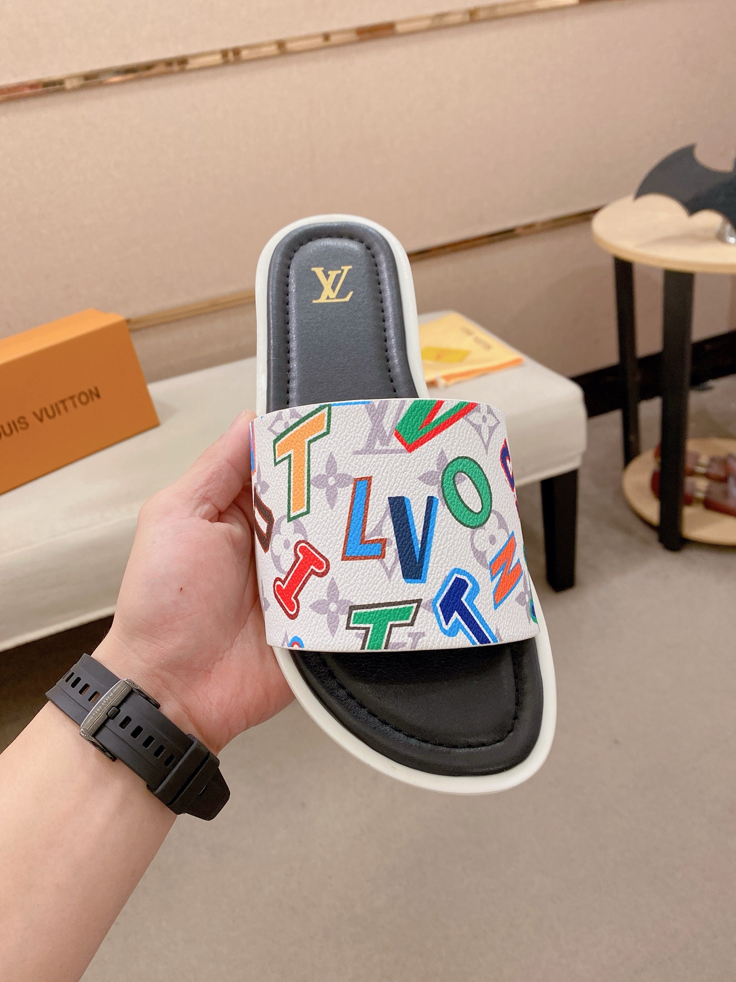 LV高仿白底彩色印花拖鞋 時尚潮流一字拖舒適款| 14 LV高仿白底彩色印花拖鞋 時尚潮流一字拖舒適款