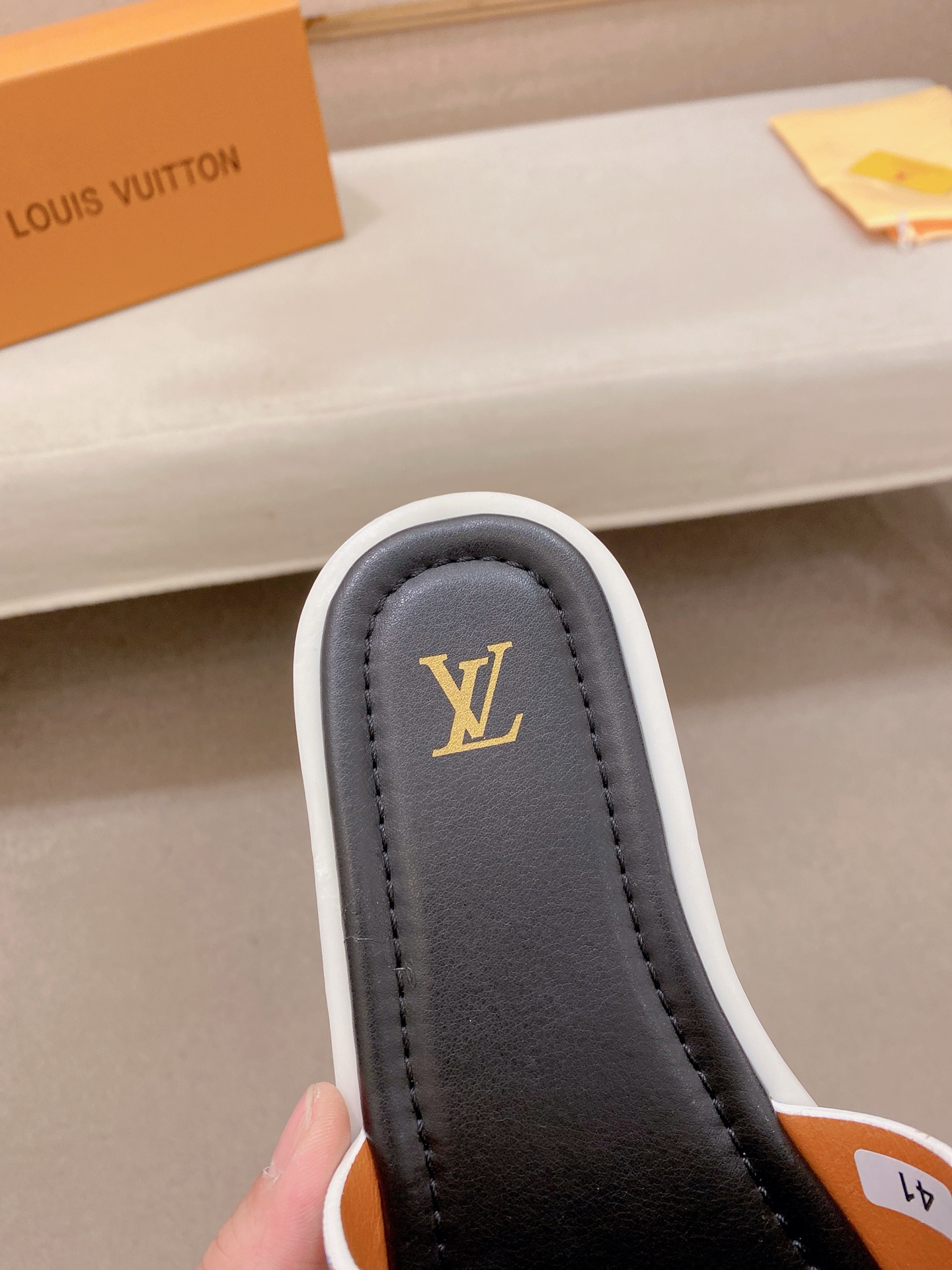 LV高仿白底彩色印花拖鞋 時尚潮流一字拖舒適款| 10 LV高仿白底彩色印花拖鞋 時尚潮流一字拖舒適款