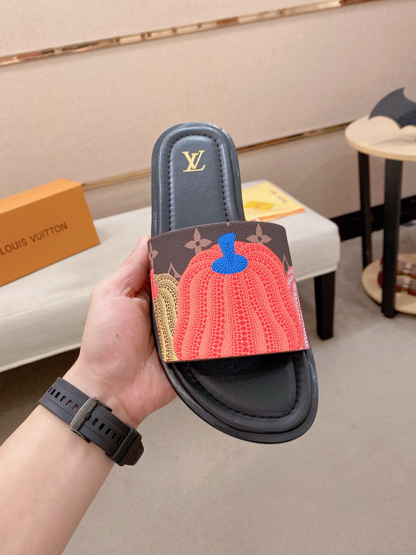 LV A貨水果印花拖鞋 藍色圖案設計時尚休閒一字拖| 14 LV A貨水果印花拖鞋 藍色圖案設計時尚休閒一字拖