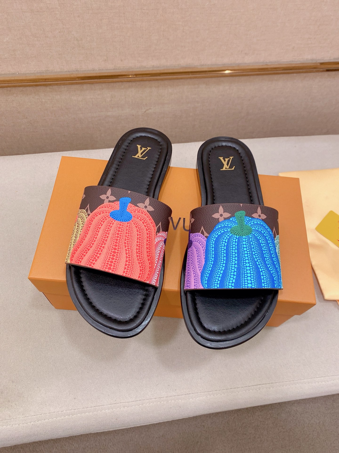 LV A貨水果印花拖鞋 藍色圖案設計時尚休閒一字拖| 9 LV A貨水果印花拖鞋 藍色圖案設計時尚休閒一字拖
