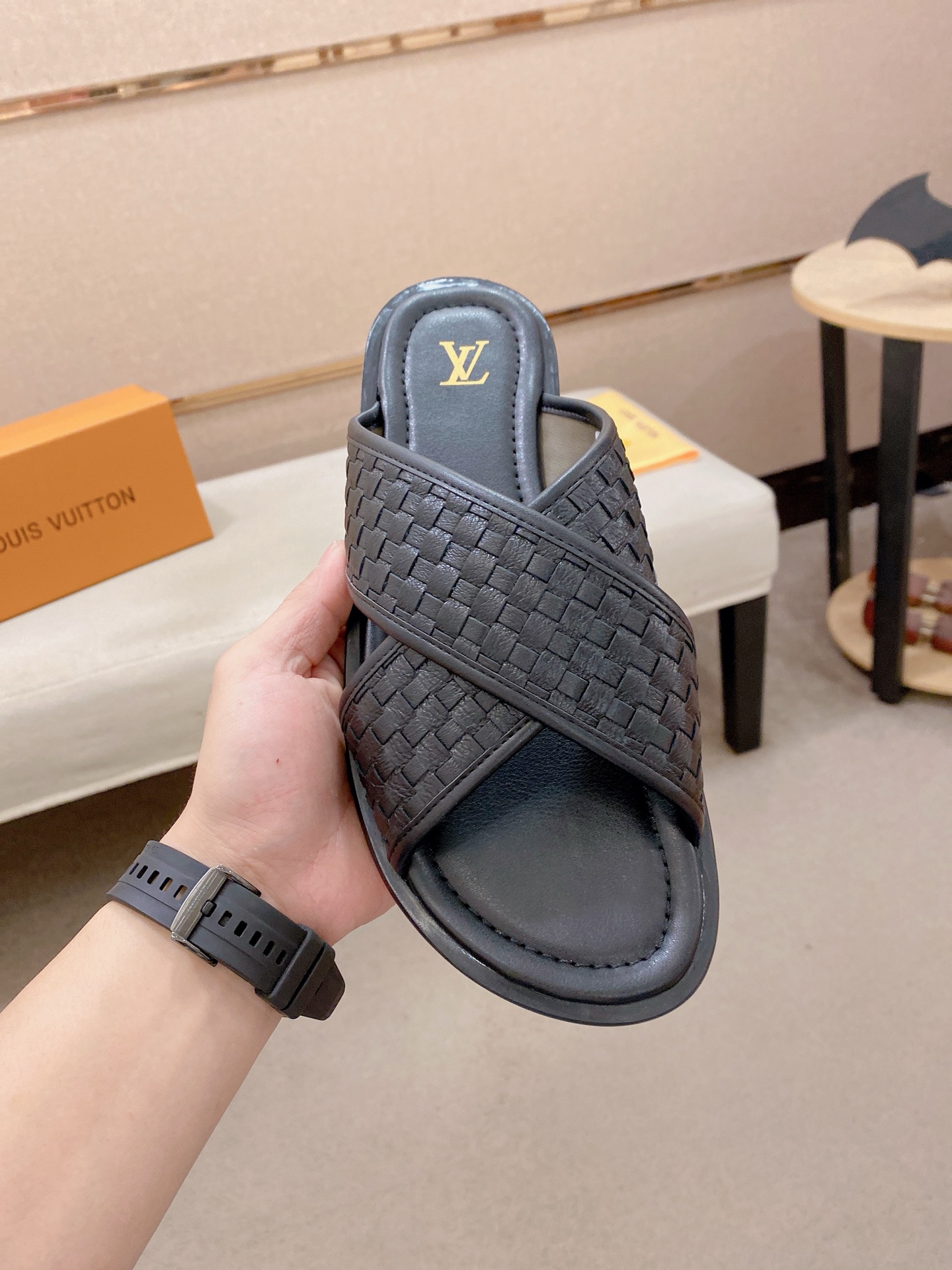 LV A貨交叉拖鞋 黑色編織設計時尚休閒舒適款| 14 LV A貨交叉拖鞋 黑色編織設計時尚休閒舒適款