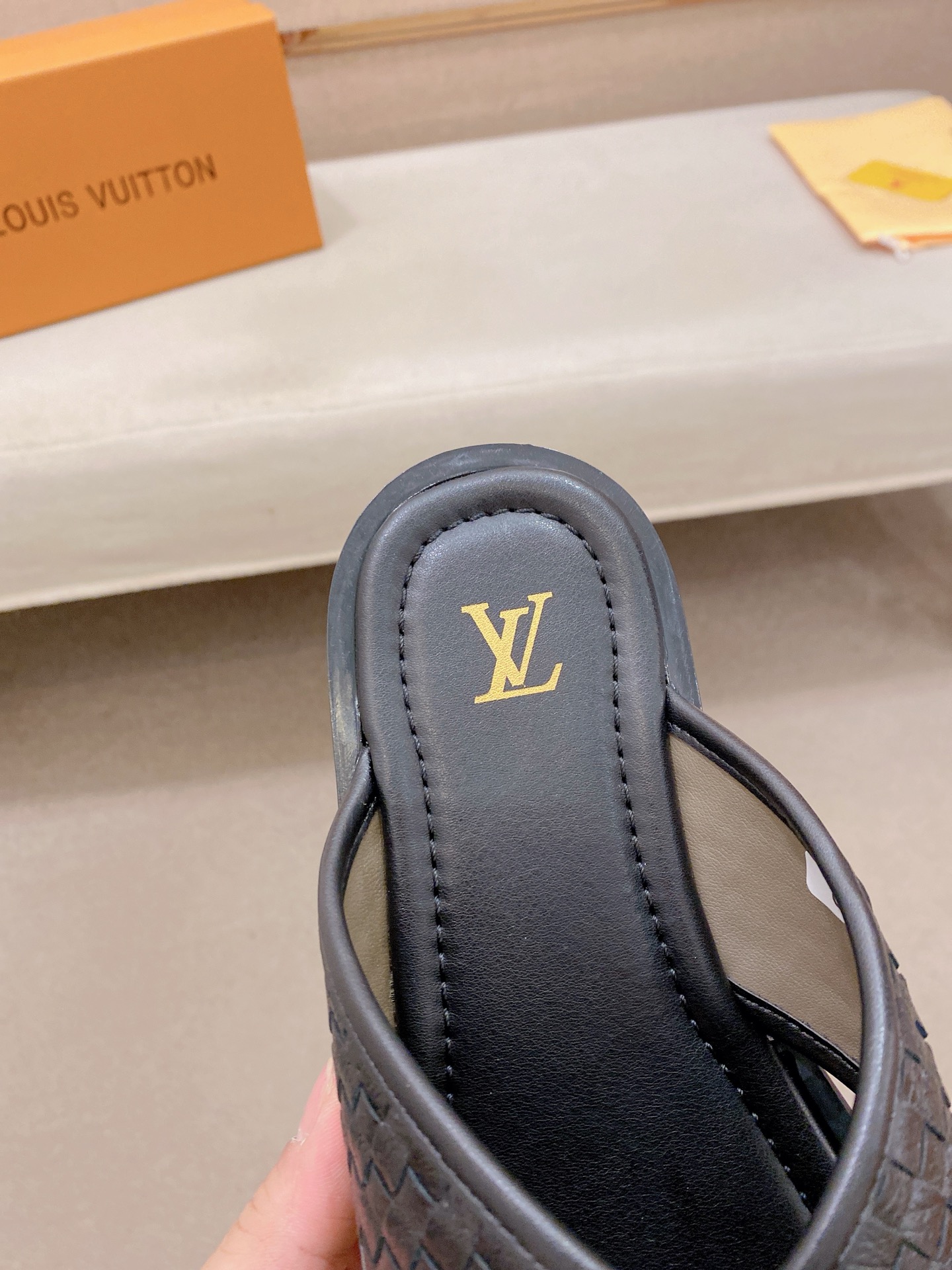 LV A貨交叉拖鞋 黑色編織設計時尚休閒舒適款| 10 LV A貨交叉拖鞋 黑色編織設計時尚休閒舒適款