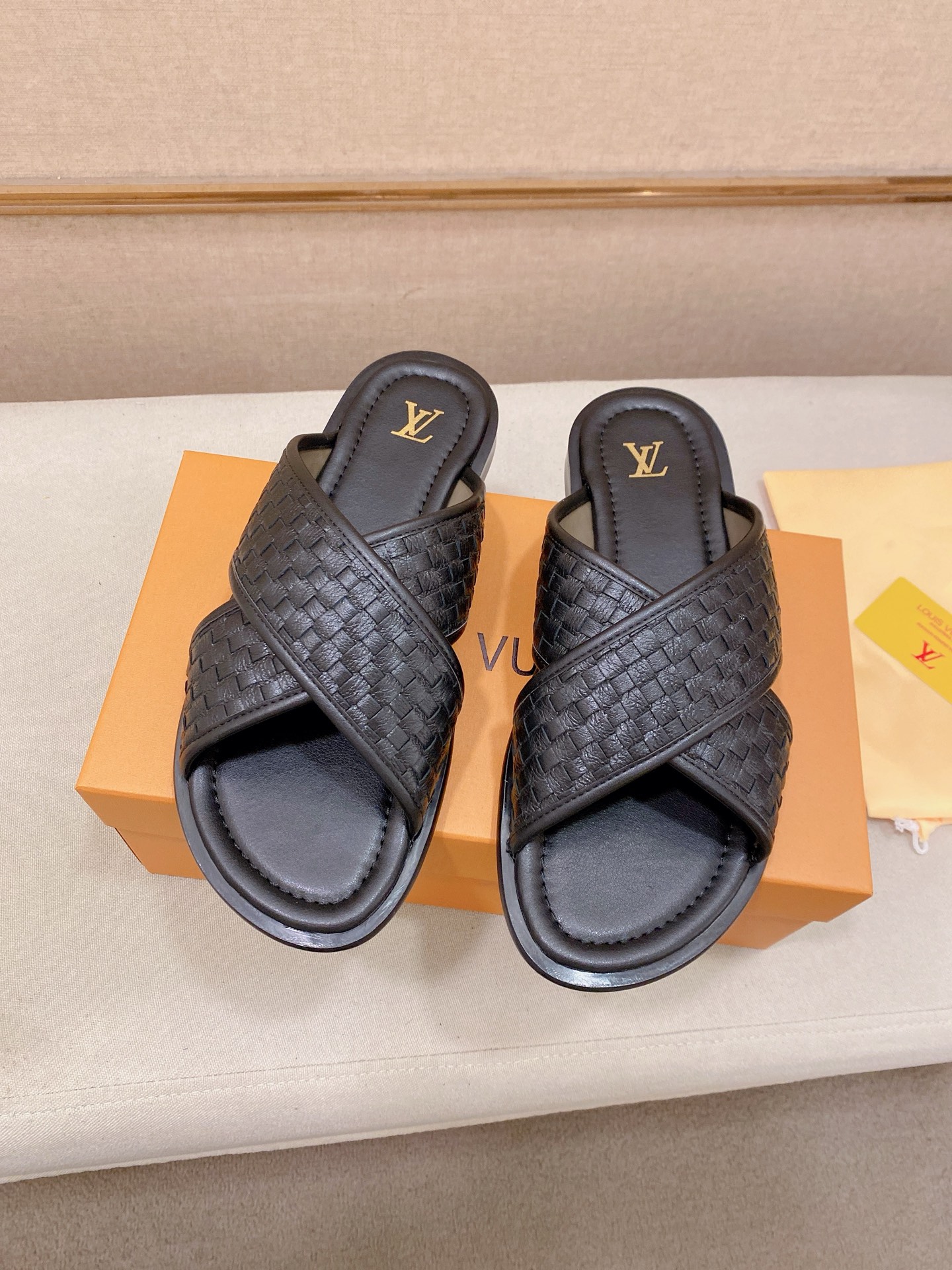 LV A貨交叉拖鞋 黑色編織設計時尚休閒舒適款| 9 LV A貨交叉拖鞋 黑色編織設計時尚休閒舒適款