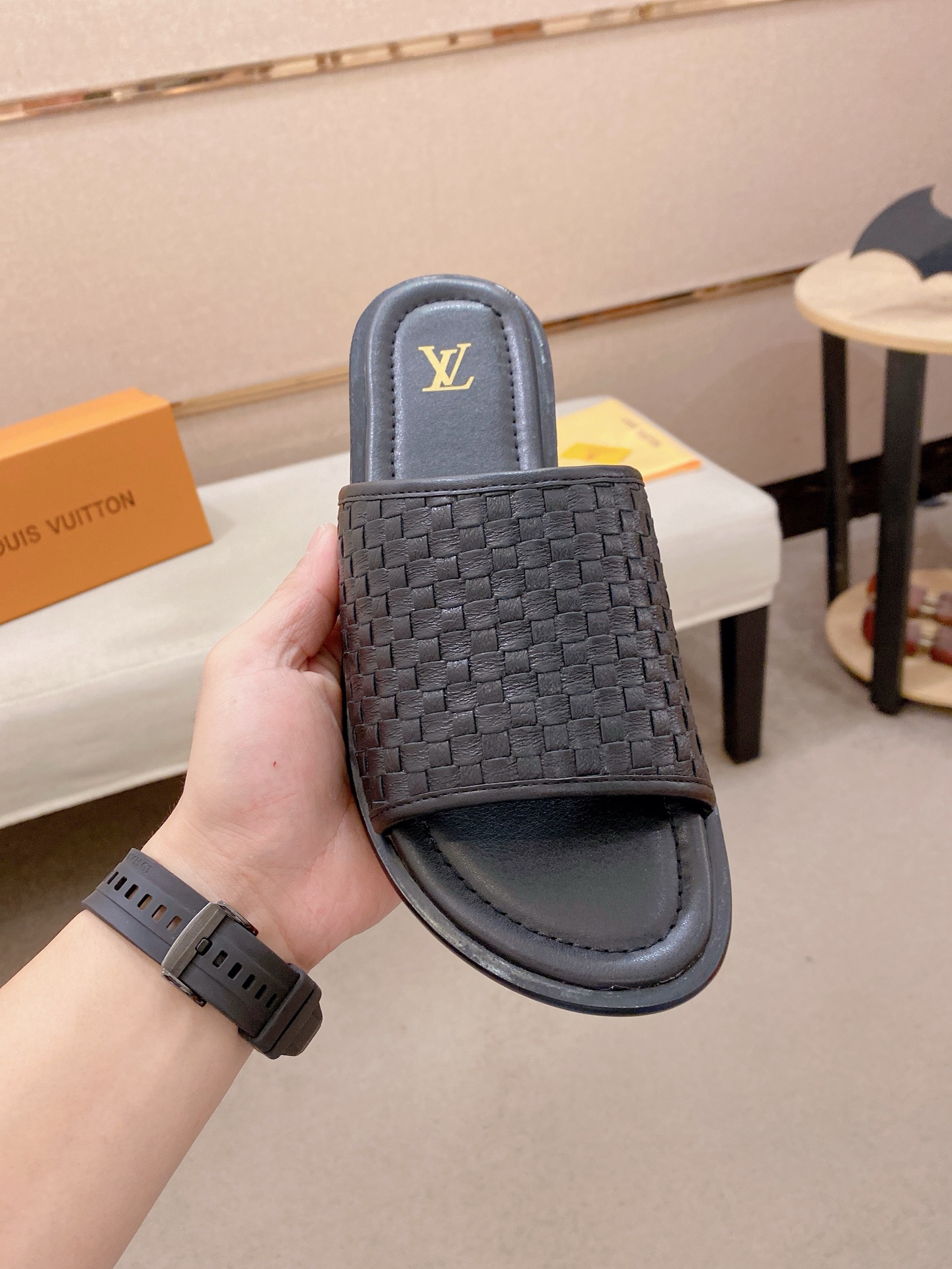 LV高仿編織拖鞋 黑色質感設計休閒舒適一字拖| 14 LV高仿編織拖鞋 黑色質感設計休閒舒適一字拖