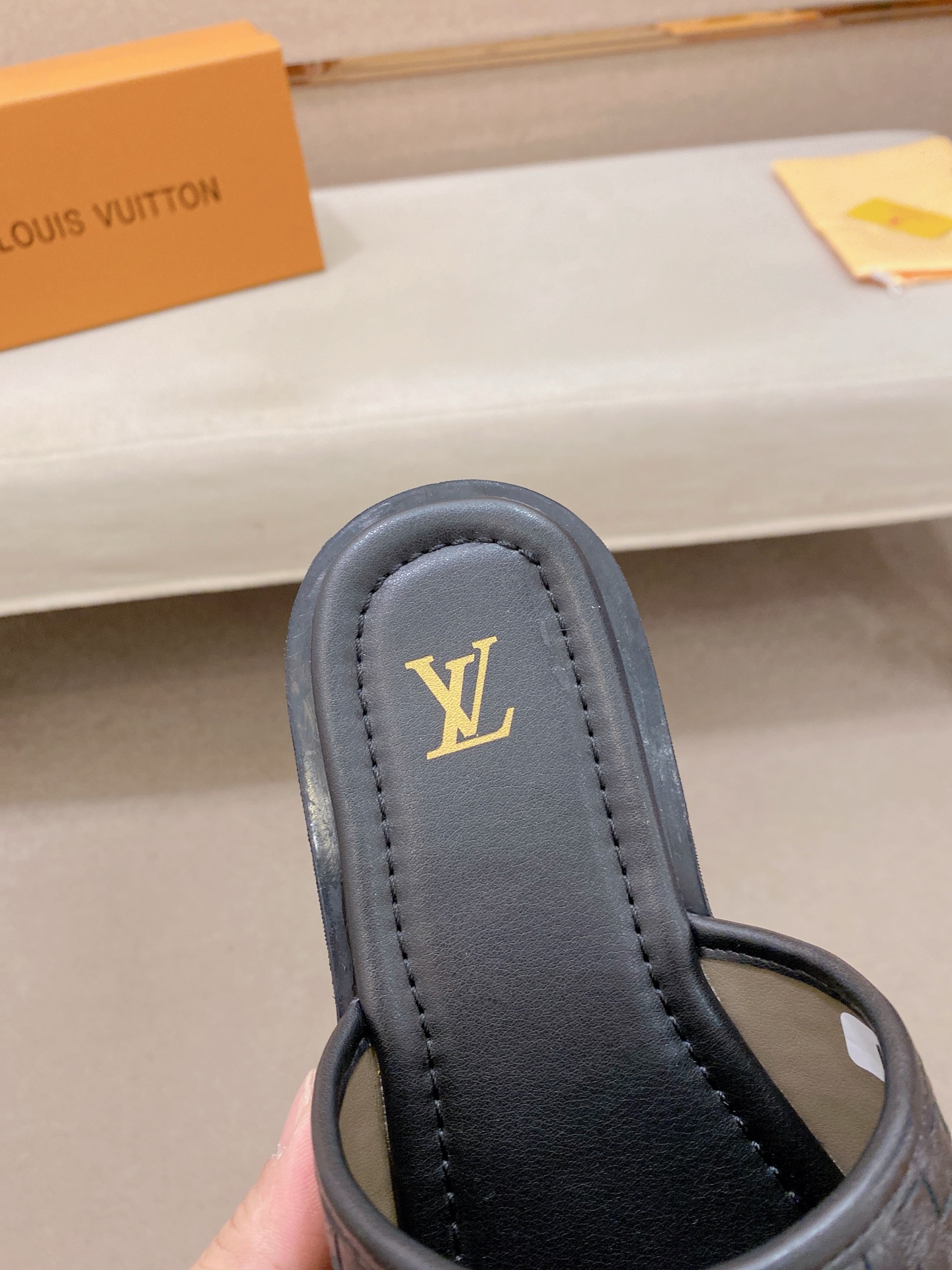 LV高仿編織拖鞋 黑色質感設計休閒舒適一字拖| 10 LV高仿編織拖鞋 黑色質感設計休閒舒適一字拖
