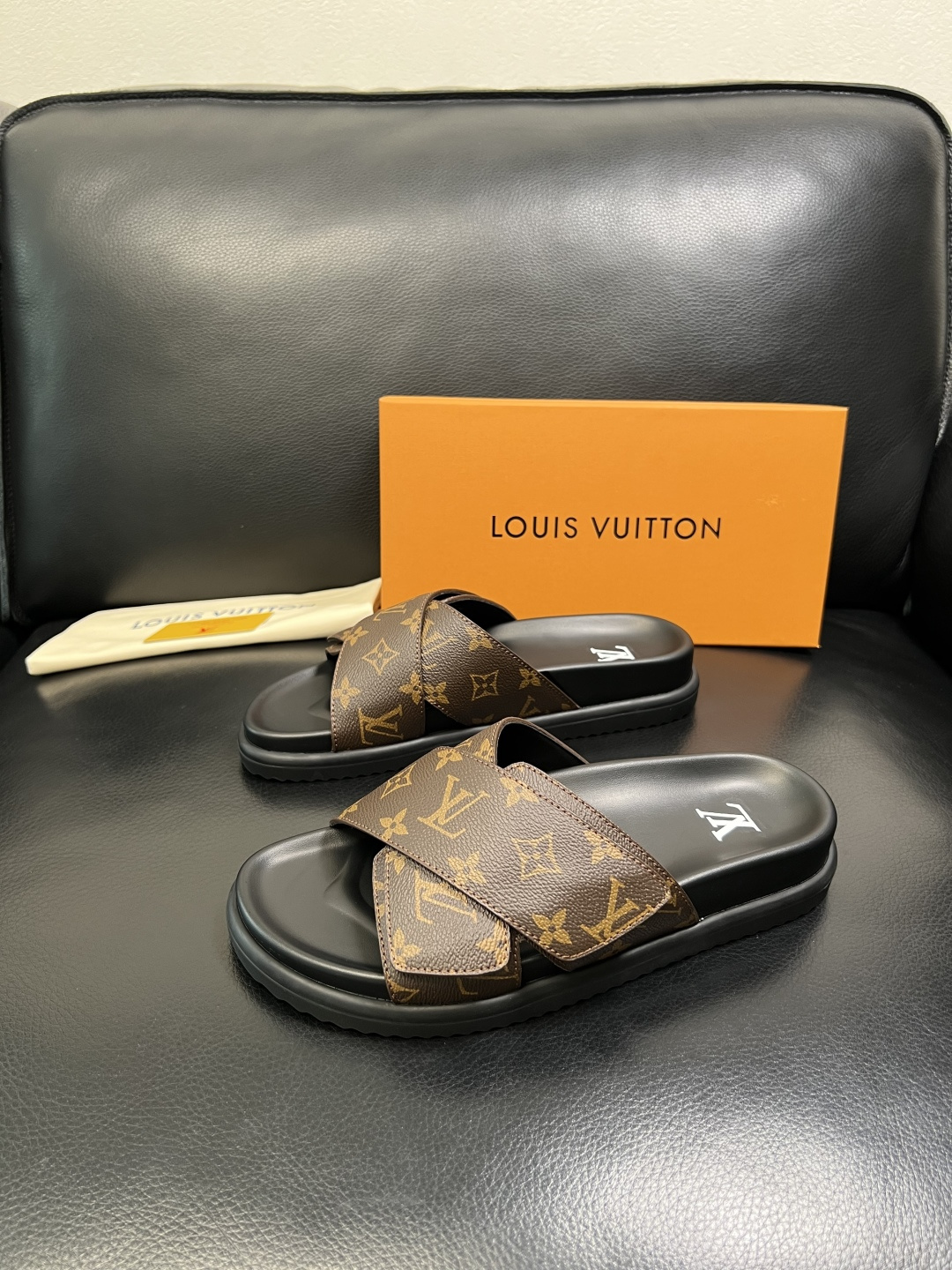 LV A貨棕色老花交叉拖鞋 經典設計厚底舒適休閒款| 14 LV A貨棕色老花交叉拖鞋 經典設計厚底舒適休閒款