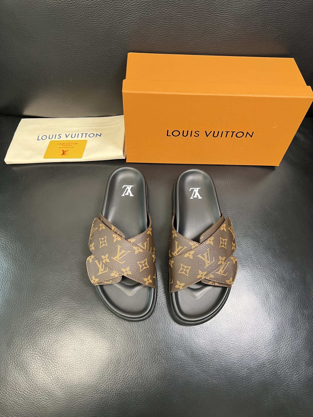 LV A貨棕色老花交叉拖鞋 經典設計厚底舒適休閒款| 13 LV A貨棕色老花交叉拖鞋 經典設計厚底舒適休閒款