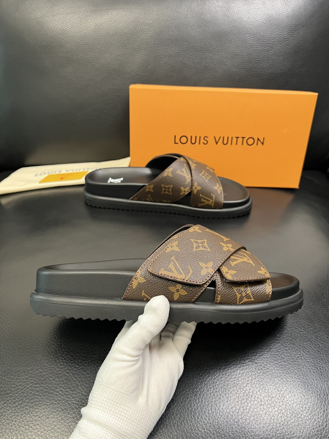 LV A貨棕色老花交叉拖鞋 經典設計厚底舒適休閒款| 12 LV A貨棕色老花交叉拖鞋 經典設計厚底舒適休閒款