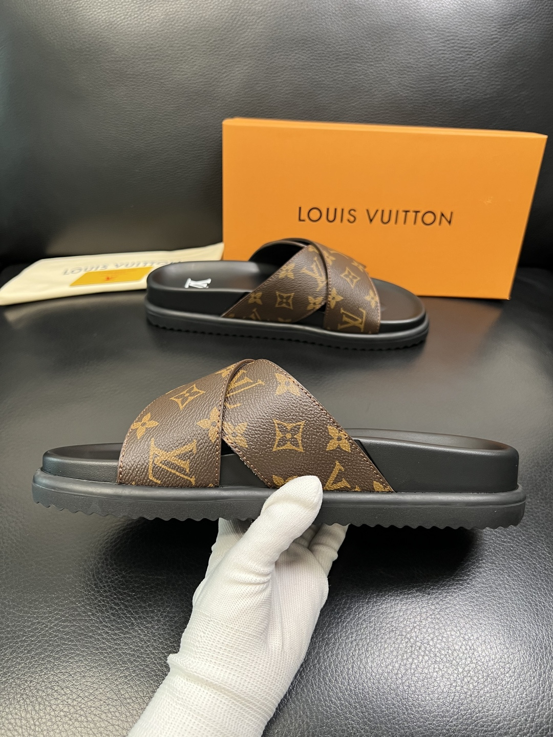 LV A貨棕色老花交叉拖鞋 經典設計厚底舒適休閒款| 11 LV A貨棕色老花交叉拖鞋 經典設計厚底舒適休閒款
