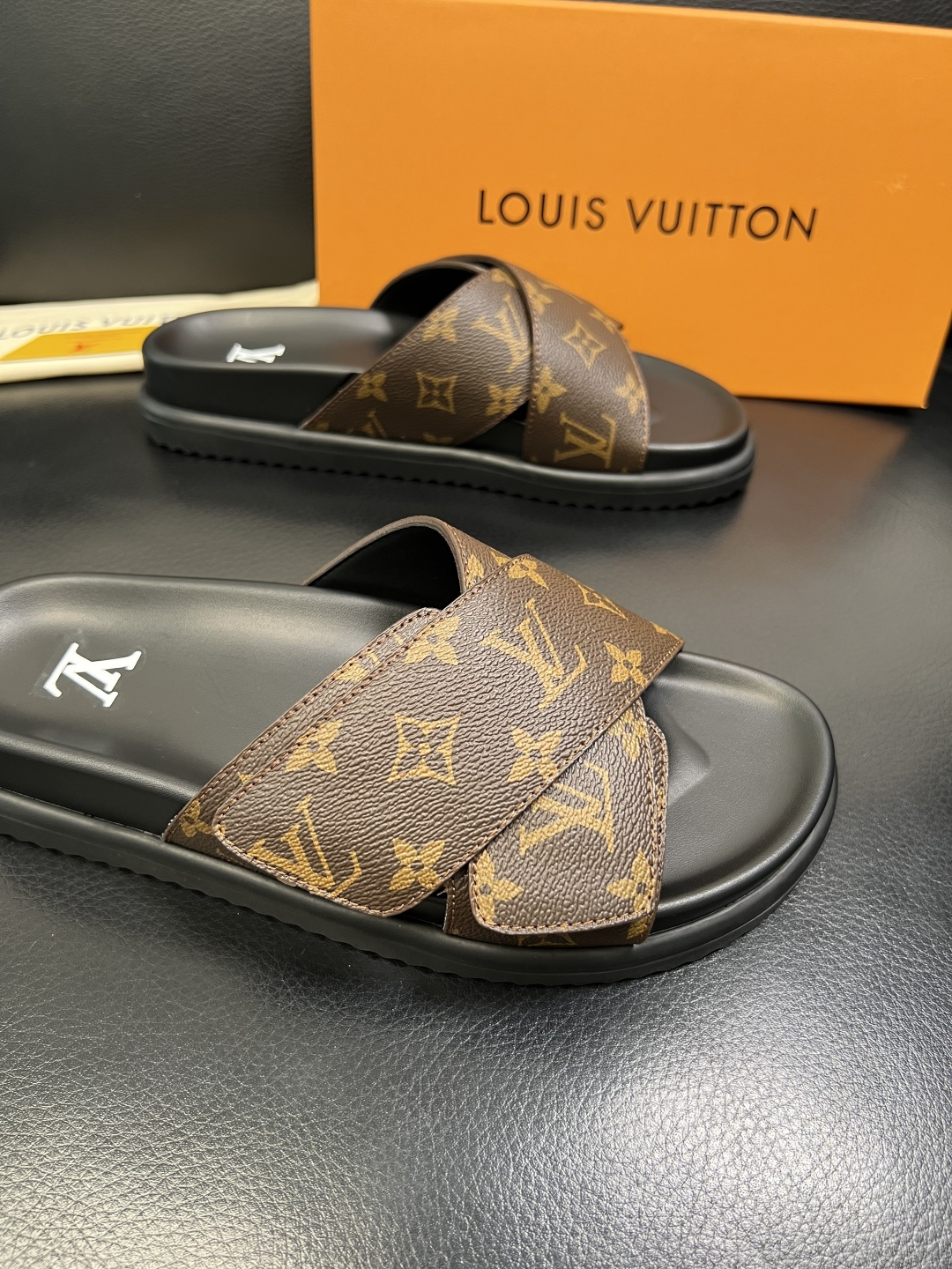 LV A貨棕色老花交叉拖鞋 經典設計厚底舒適休閒款| 10 LV A貨棕色老花交叉拖鞋 經典設計厚底舒適休閒款