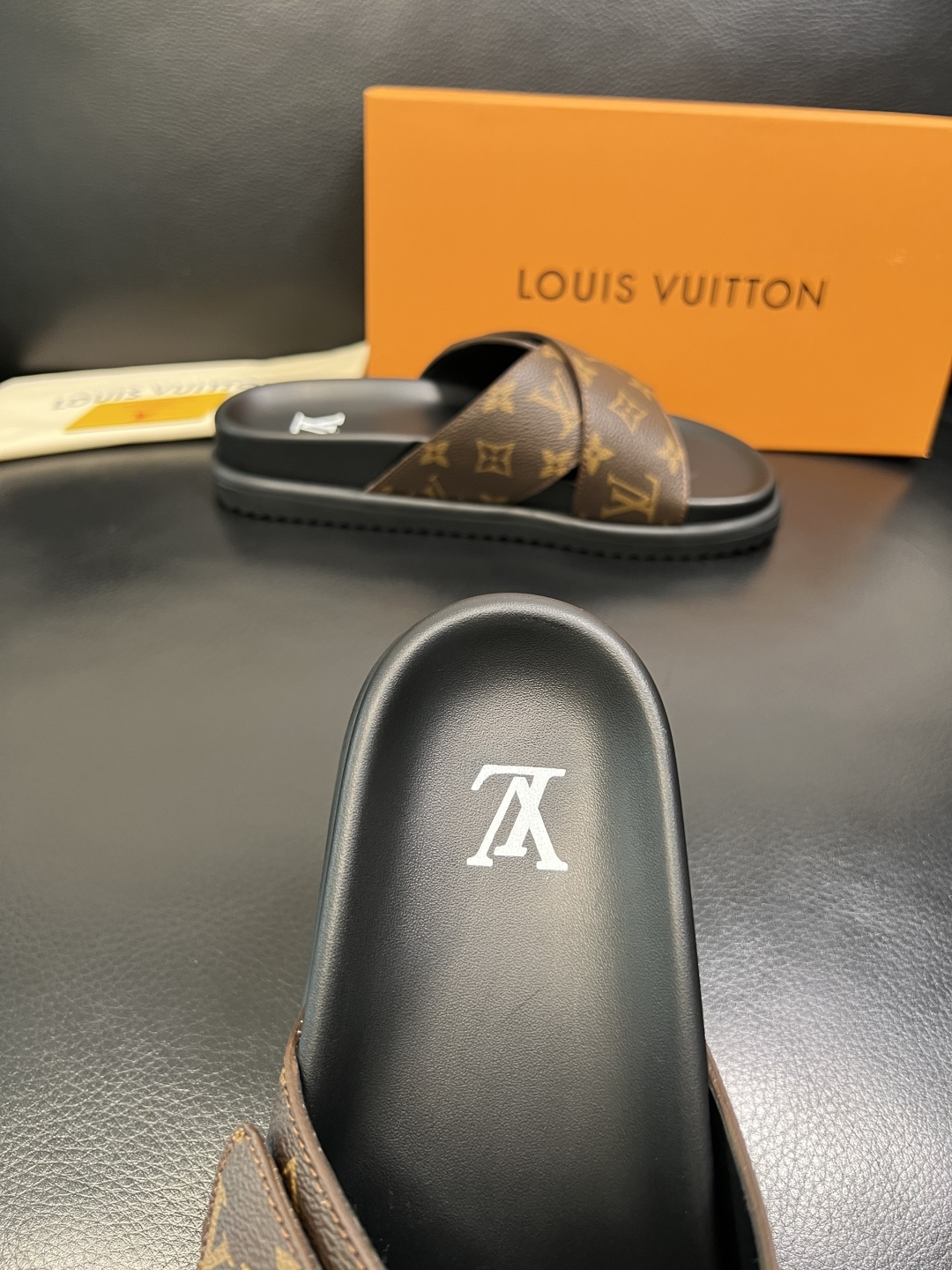 LV A貨棕色老花交叉拖鞋 經典設計厚底舒適休閒款| 9 LV A貨棕色老花交叉拖鞋 經典設計厚底舒適休閒款