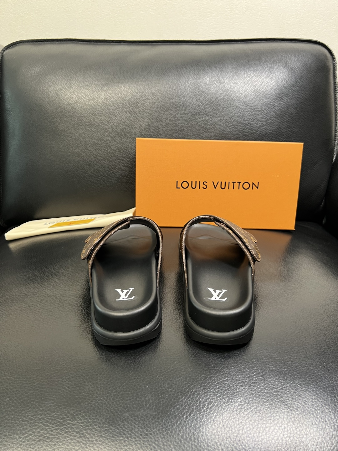 LV A貨棕色老花交叉拖鞋 經典設計厚底舒適休閒款| 8 LV A貨棕色老花交叉拖鞋 經典設計厚底舒適休閒款