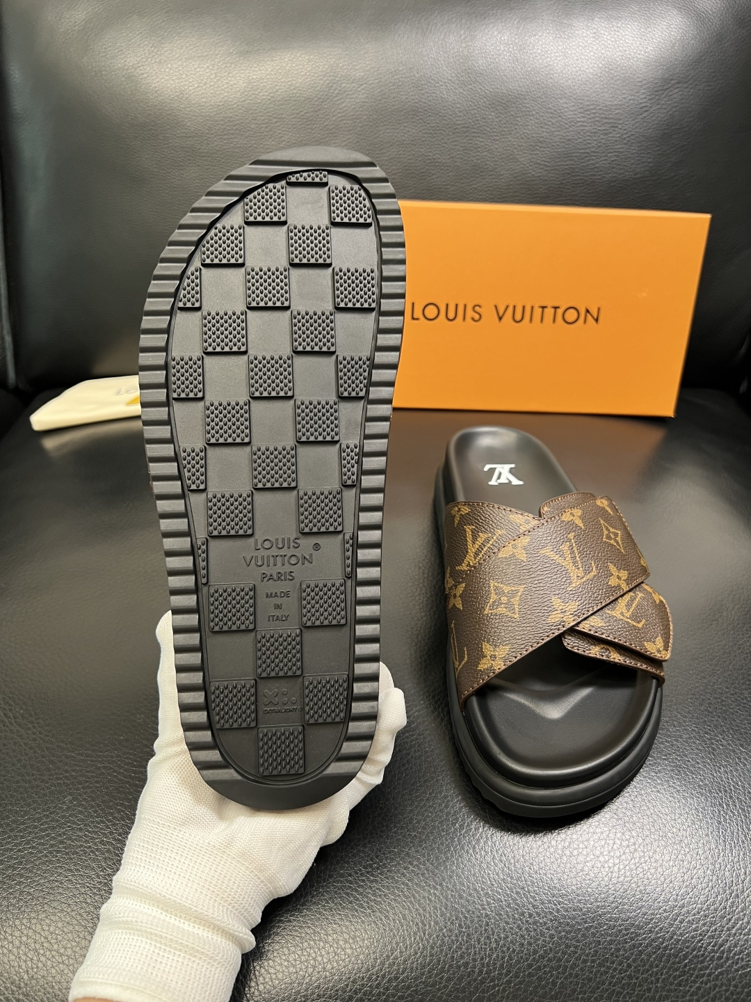 LV A貨棕色老花交叉拖鞋 經典設計厚底舒適休閒款| 7 LV A貨棕色老花交叉拖鞋 經典設計厚底舒適休閒款