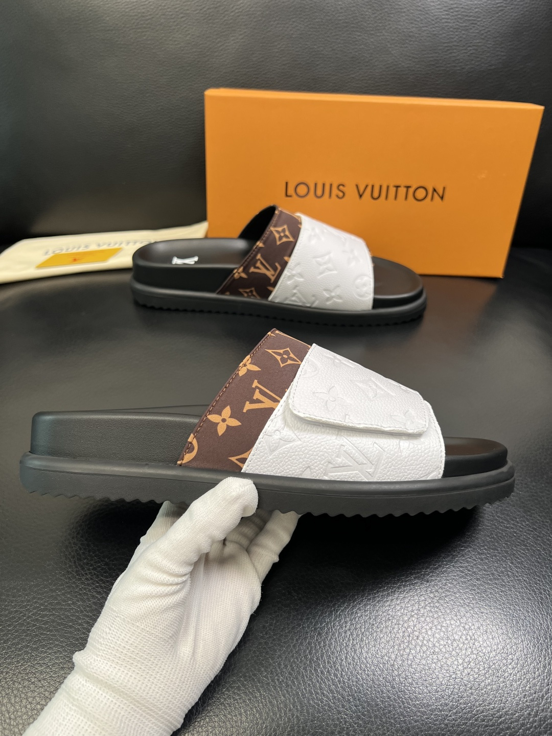LV一比一老花拼接拖鞋 男士經典Monogram高仿休閒一字拖| 12 LV一比一老花拼接拖鞋 男士經典Monogram高仿休閒一字拖