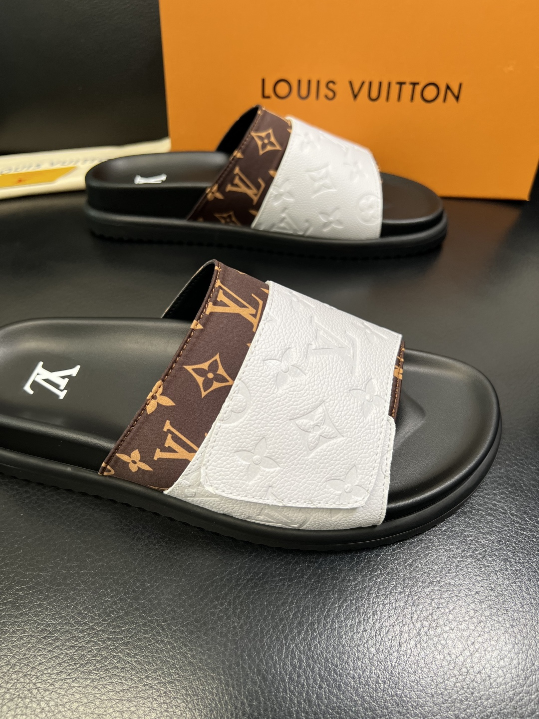 LV一比一老花拼接拖鞋 男士經典Monogram高仿休閒一字拖| 10 LV一比一老花拼接拖鞋 男士經典Monogram高仿休閒一字拖