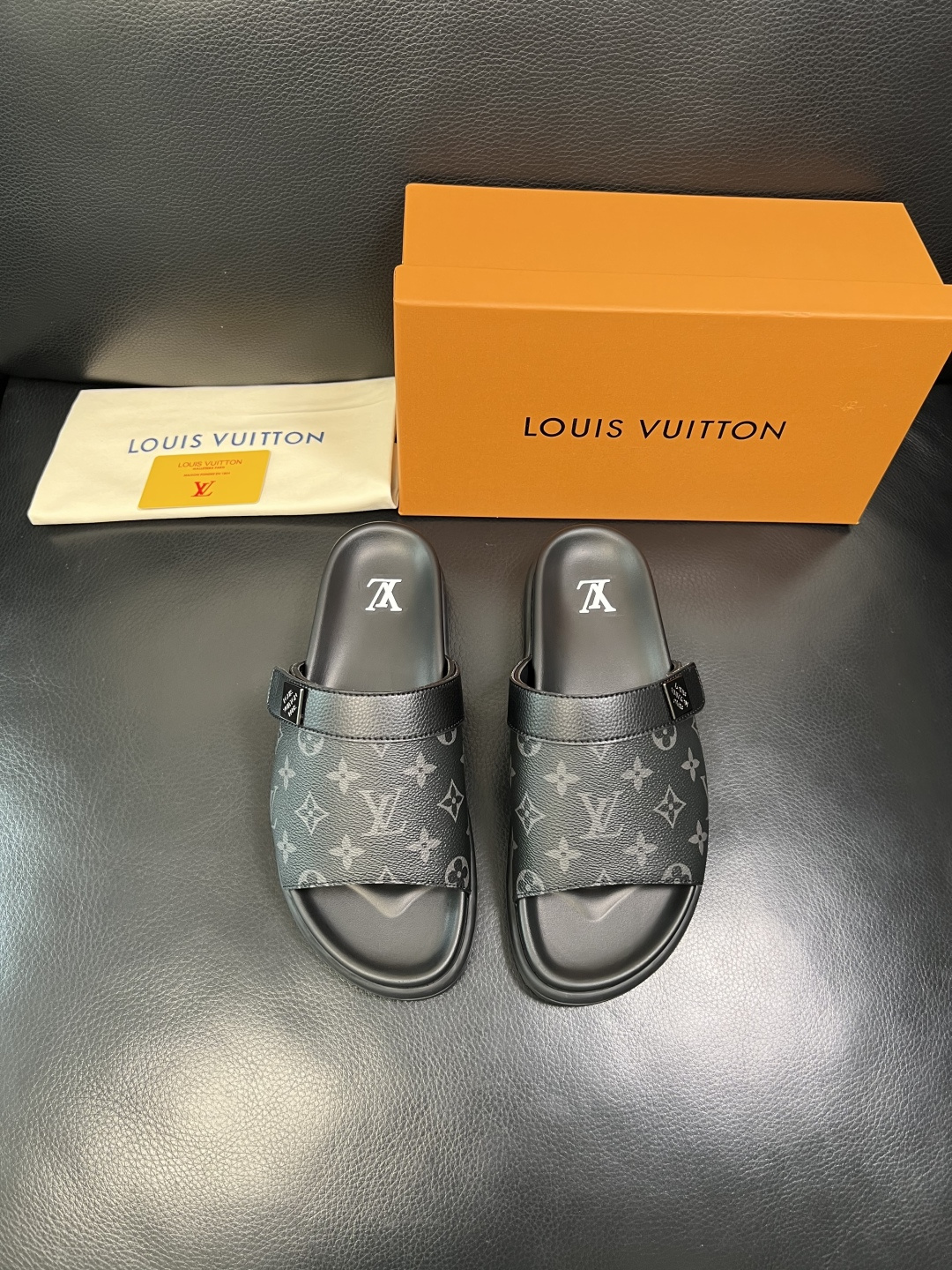 LV A貨黑色老花拖鞋 男士高仿Monogram休閒一字拖| 13 LV A貨黑色老花拖鞋 男士高仿Monogram休閒一字拖