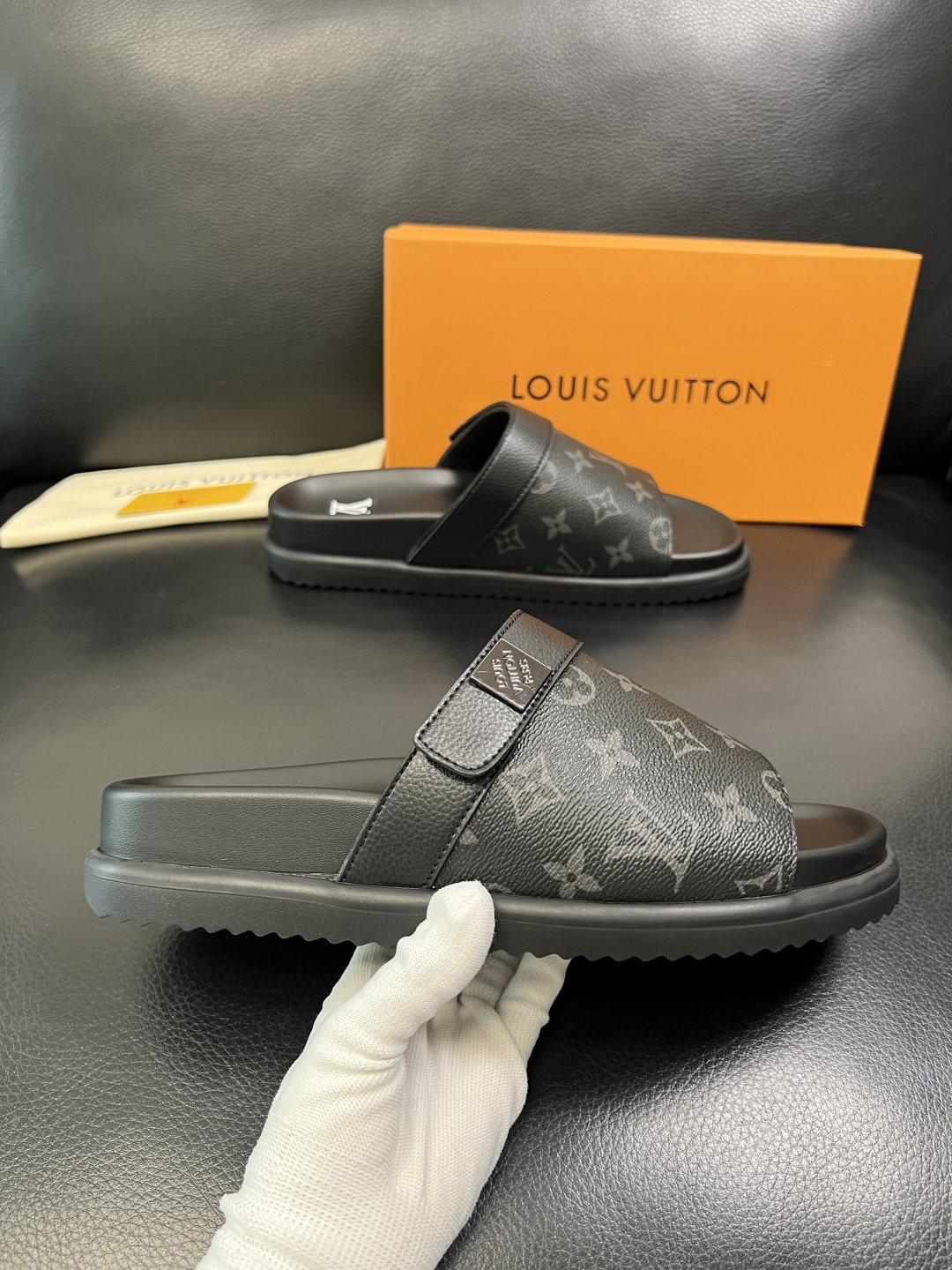 LV A貨黑色老花拖鞋 男士高仿Monogram休閒一字拖| 12 LV A貨黑色老花拖鞋 男士高仿Monogram休閒一字拖