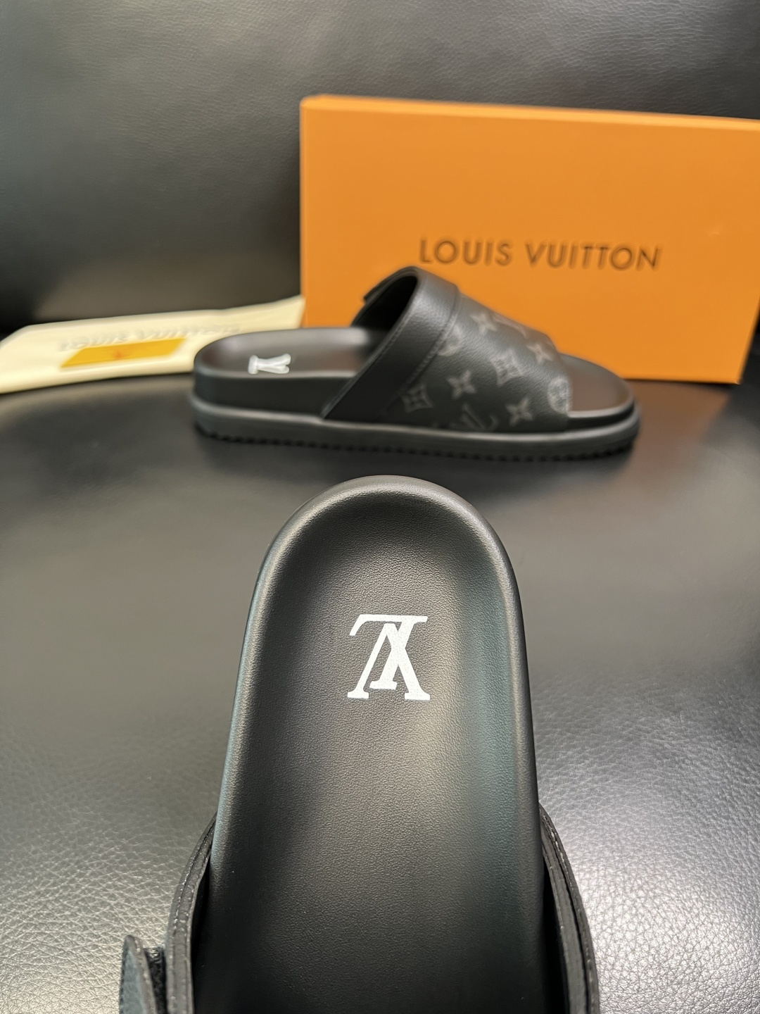 LV A貨黑色老花拖鞋 男士高仿Monogram休閒一字拖| 9 LV A貨黑色老花拖鞋 男士高仿Monogram休閒一字拖