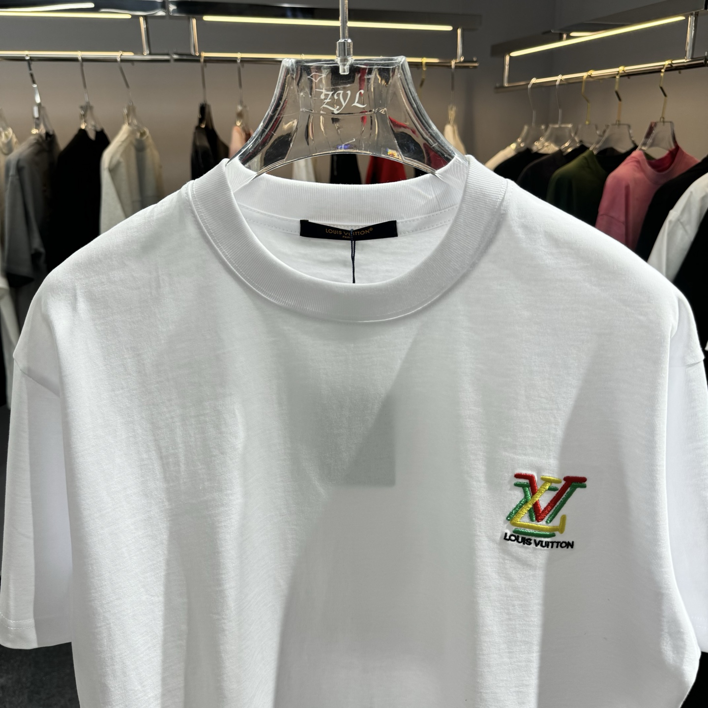 LV 高仿彩色 Logo 小字母刺繡短袖|白色極簡高級感 T 恤| 14 LV 高仿彩色 Logo 小字母刺繡短袖|白色極簡高級感 T 恤
