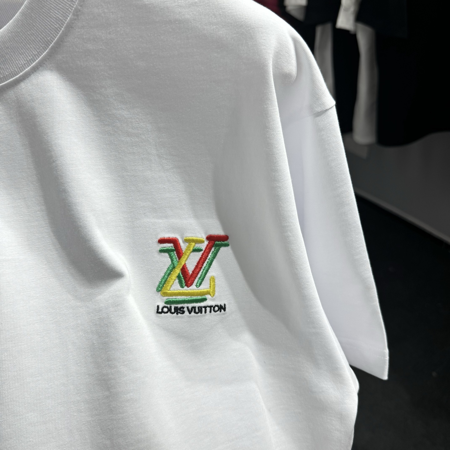 LV 高仿彩色 Logo 小字母刺繡短袖|白色極簡高級感 T 恤| 12 LV 高仿彩色 Logo 小字母刺繡短袖|白色極簡高級感 T 恤