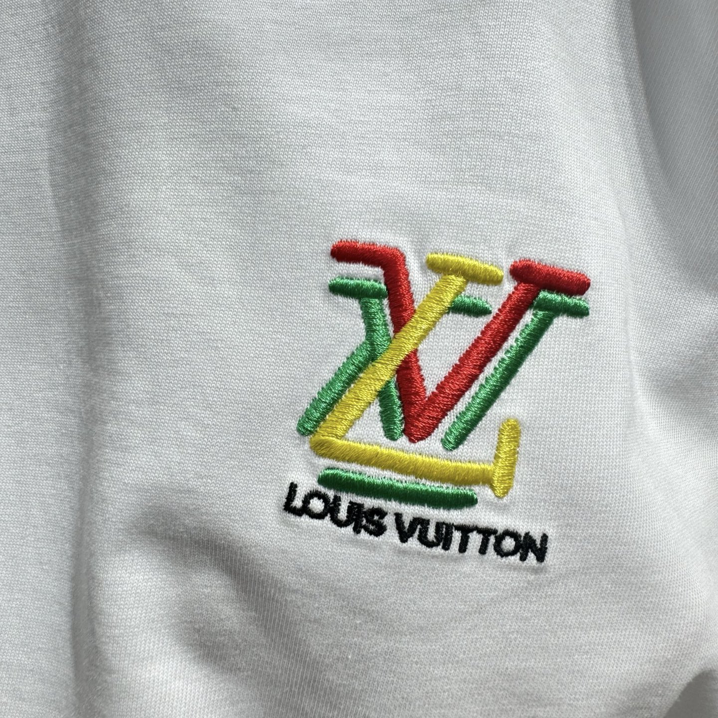 LV 高仿彩色 Logo 小字母刺繡短袖|白色極簡高級感 T 恤| 11 LV 高仿彩色 Logo 小字母刺繡短袖|白色極簡高級感 T 恤