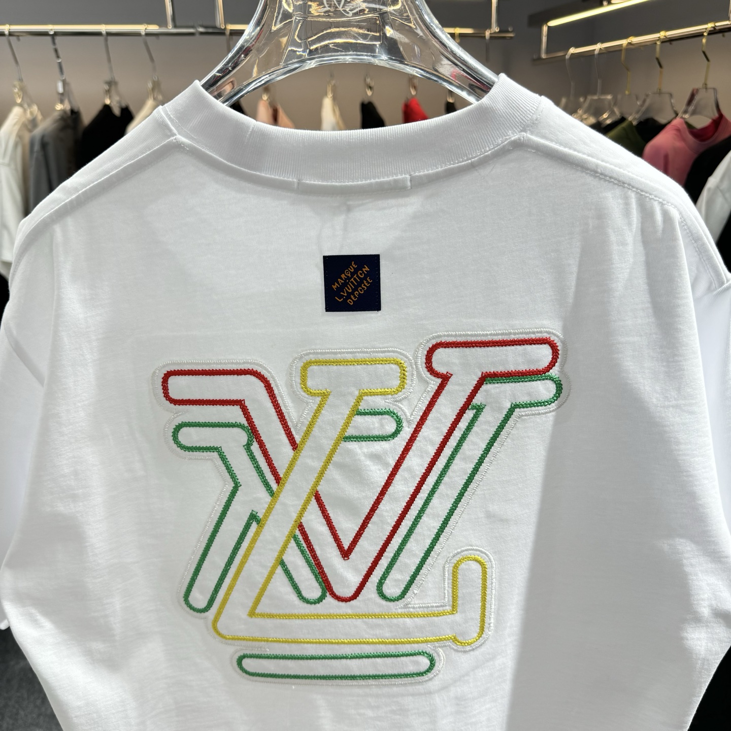 LV 高仿彩色 Logo 小字母刺繡短袖|白色極簡高級感 T 恤| 9 LV 高仿彩色 Logo 小字母刺繡短袖|白色極簡高級感 T 恤
