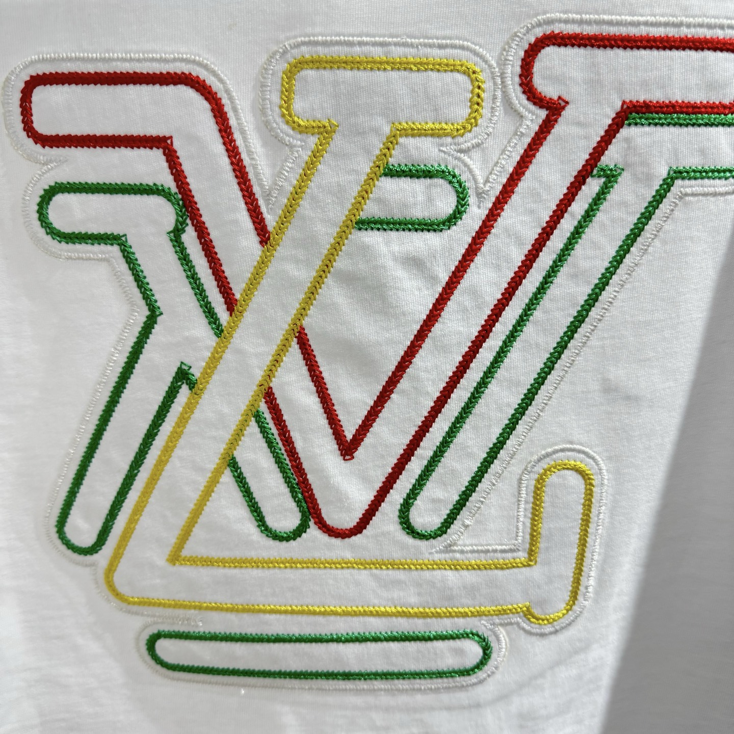 LV 高仿彩色 Logo 小字母刺繡短袖|白色極簡高級感 T 恤| 8 LV 高仿彩色 Logo 小字母刺繡短袖|白色極簡高級感 T 恤