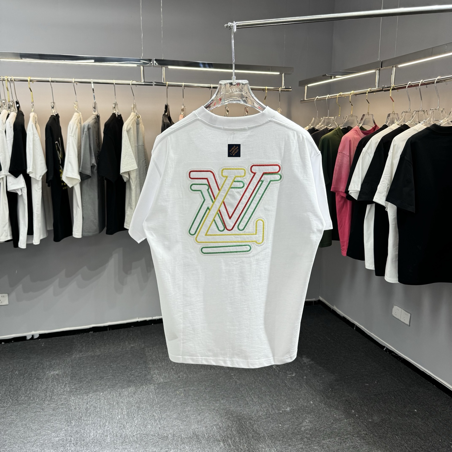 LV 高仿彩色 Logo 小字母刺繡短袖|白色極簡高級感 T 恤| 7 LV 高仿彩色 Logo 小字母刺繡短袖|白色極簡高級感 T 恤