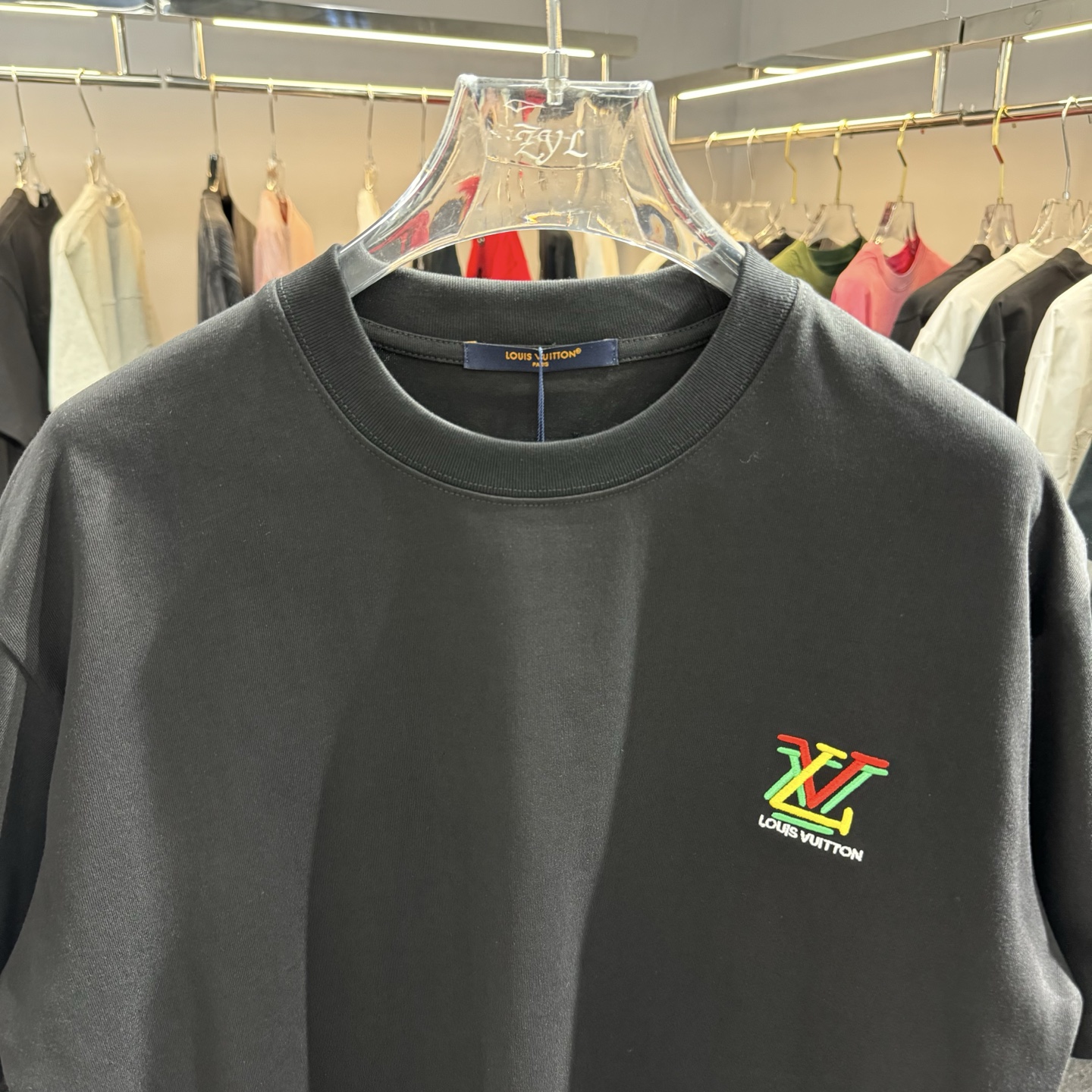 LV 一比一彩色 Logo 刺繡短袖|黑色低調百搭款| 14 LV 一比一彩色 Logo 刺繡短袖|黑色低調百搭款