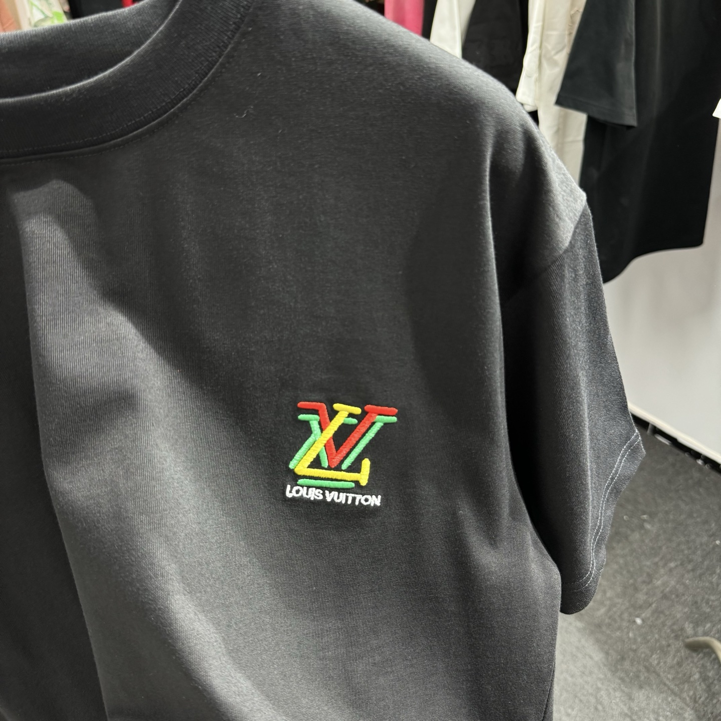 LV 一比一彩色 Logo 刺繡短袖|黑色低調百搭款| 12 LV 一比一彩色 Logo 刺繡短袖|黑色低調百搭款