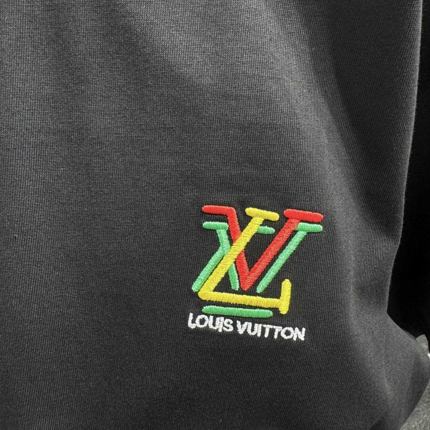 LV 一比一彩色 Logo 刺繡短袖|黑色低調百搭款| 11 LV 一比一彩色 Logo 刺繡短袖|黑色低調百搭款