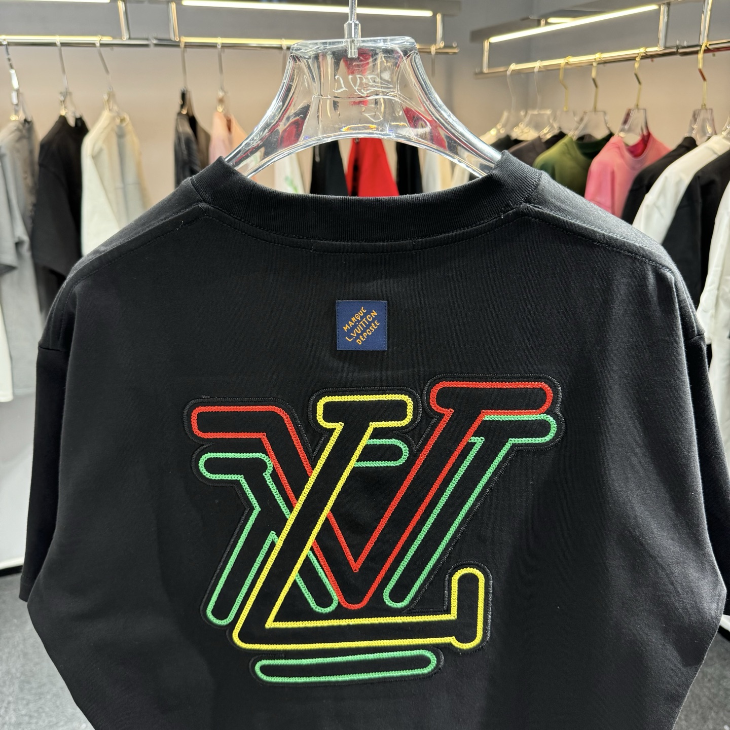 LV 一比一彩色 Logo 刺繡短袖|黑色低調百搭款| 10 LV 一比一彩色 Logo 刺繡短袖|黑色低調百搭款