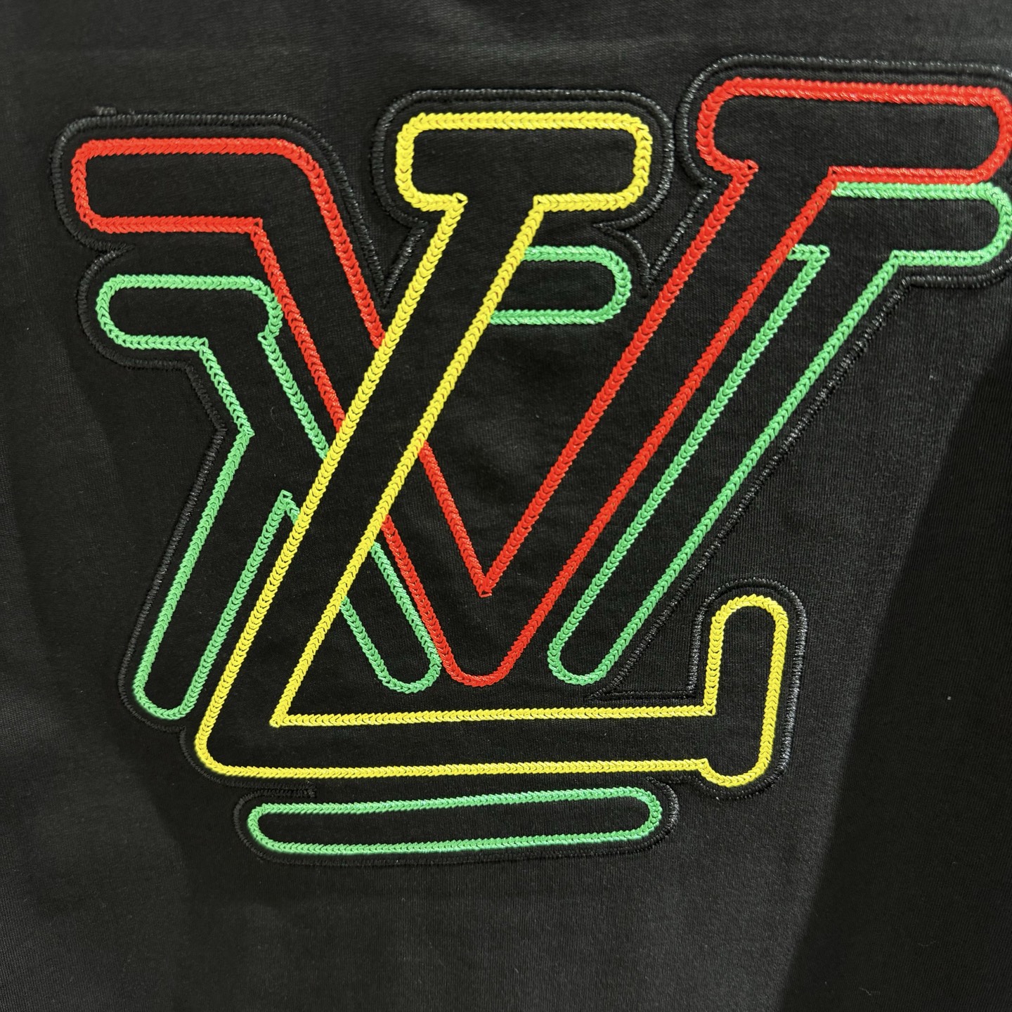 LV 一比一彩色 Logo 刺繡短袖|黑色低調百搭款| 9 LV 一比一彩色 Logo 刺繡短袖|黑色低調百搭款