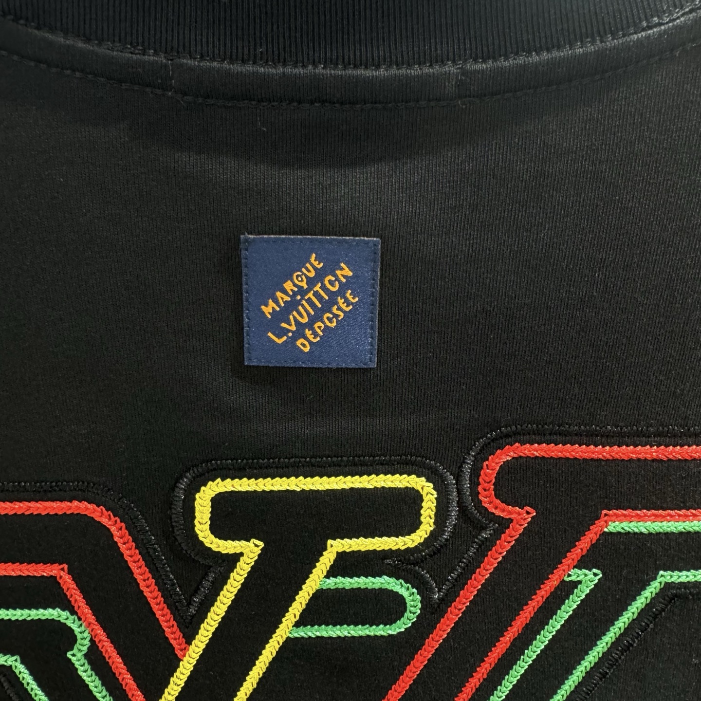 LV 一比一彩色 Logo 刺繡短袖|黑色低調百搭款| 8 LV 一比一彩色 Logo 刺繡短袖|黑色低調百搭款